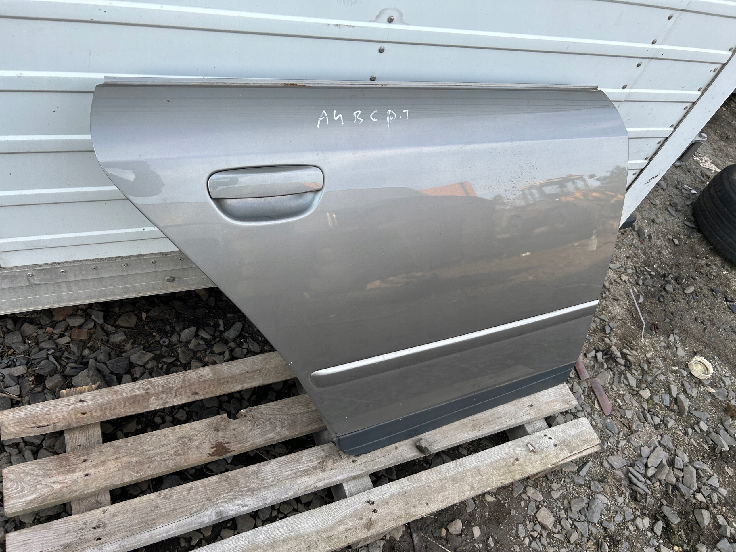 AUDI A4 B6 KOMBI door right rear part