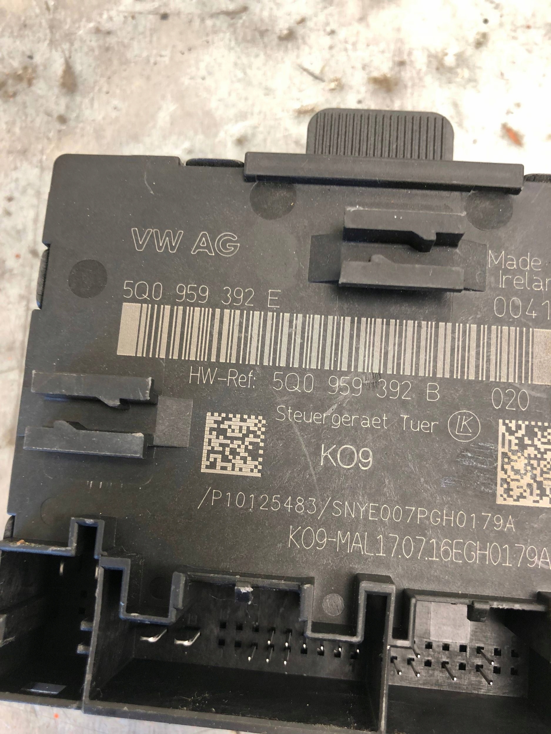 module door right front VW TOURAN III 5Q0959392E