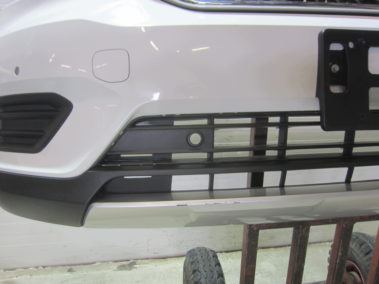 VOLVO XC40 XC 40 bumper 6PDC front front complete colour BIALY 614 #614