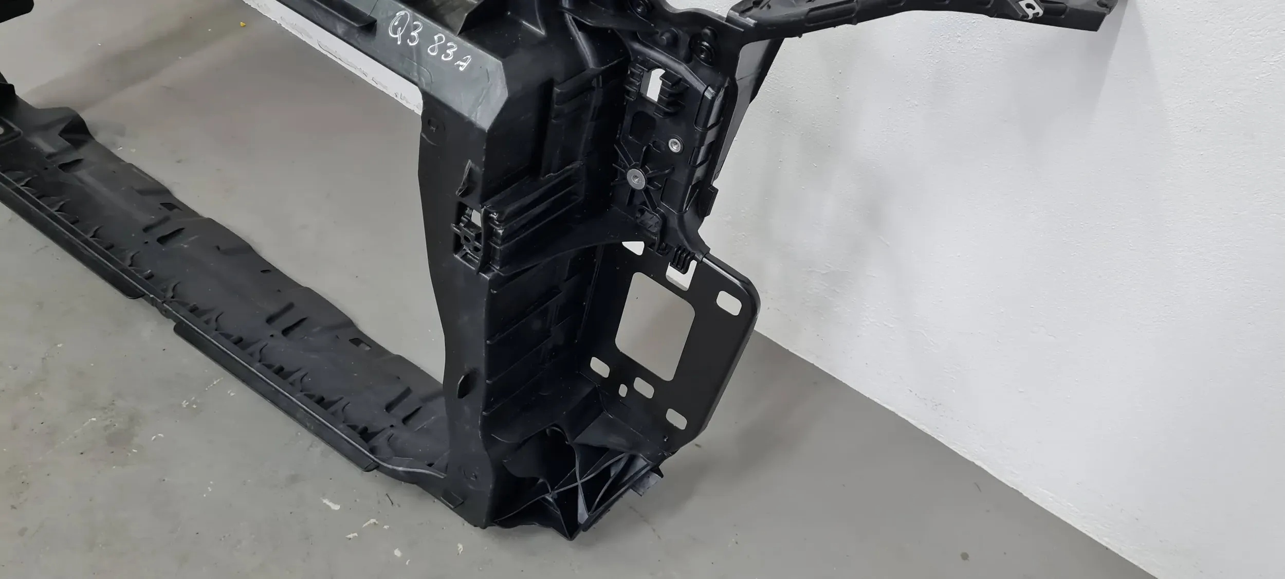 Q3 83A support panel for radiators pillar iron 2.0 TFSI 83A805594J