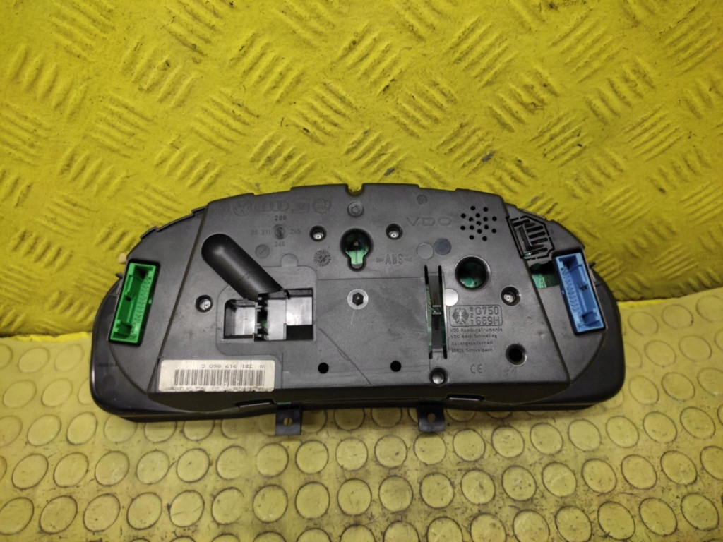 VW GOLF V 1.9 TDI dials 3B1919860C