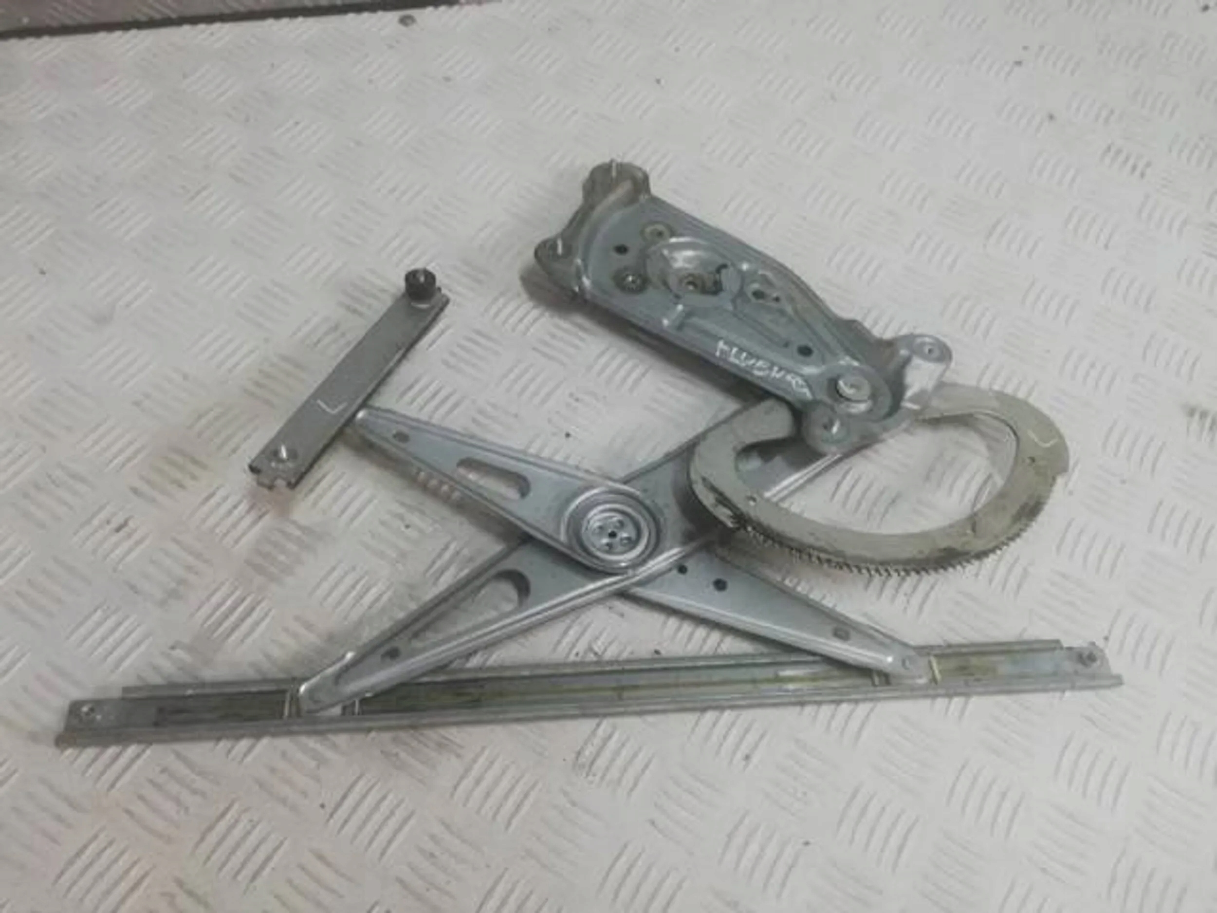 PODNOŚNIK PRZEDNI LEWY RENAULT FLUENCE