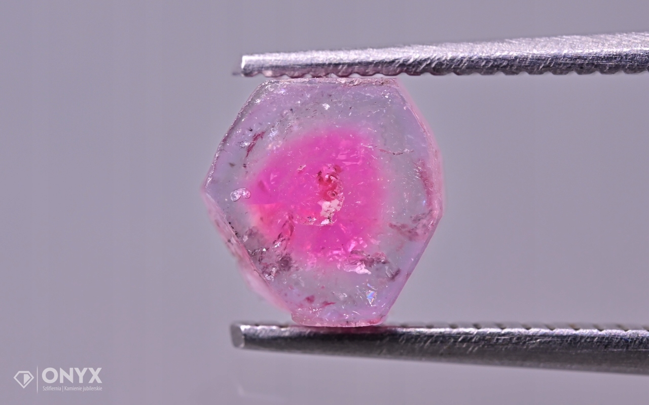 Turmalín nepravidelná destička 6x6 mm