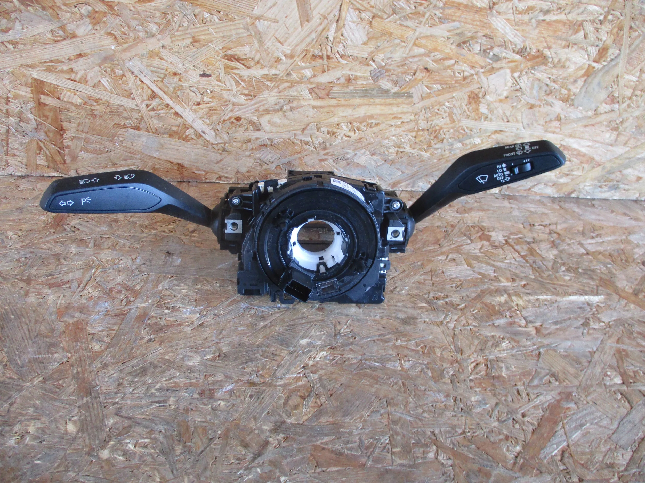 steering wheel levers and controls AUDI Q2 82A