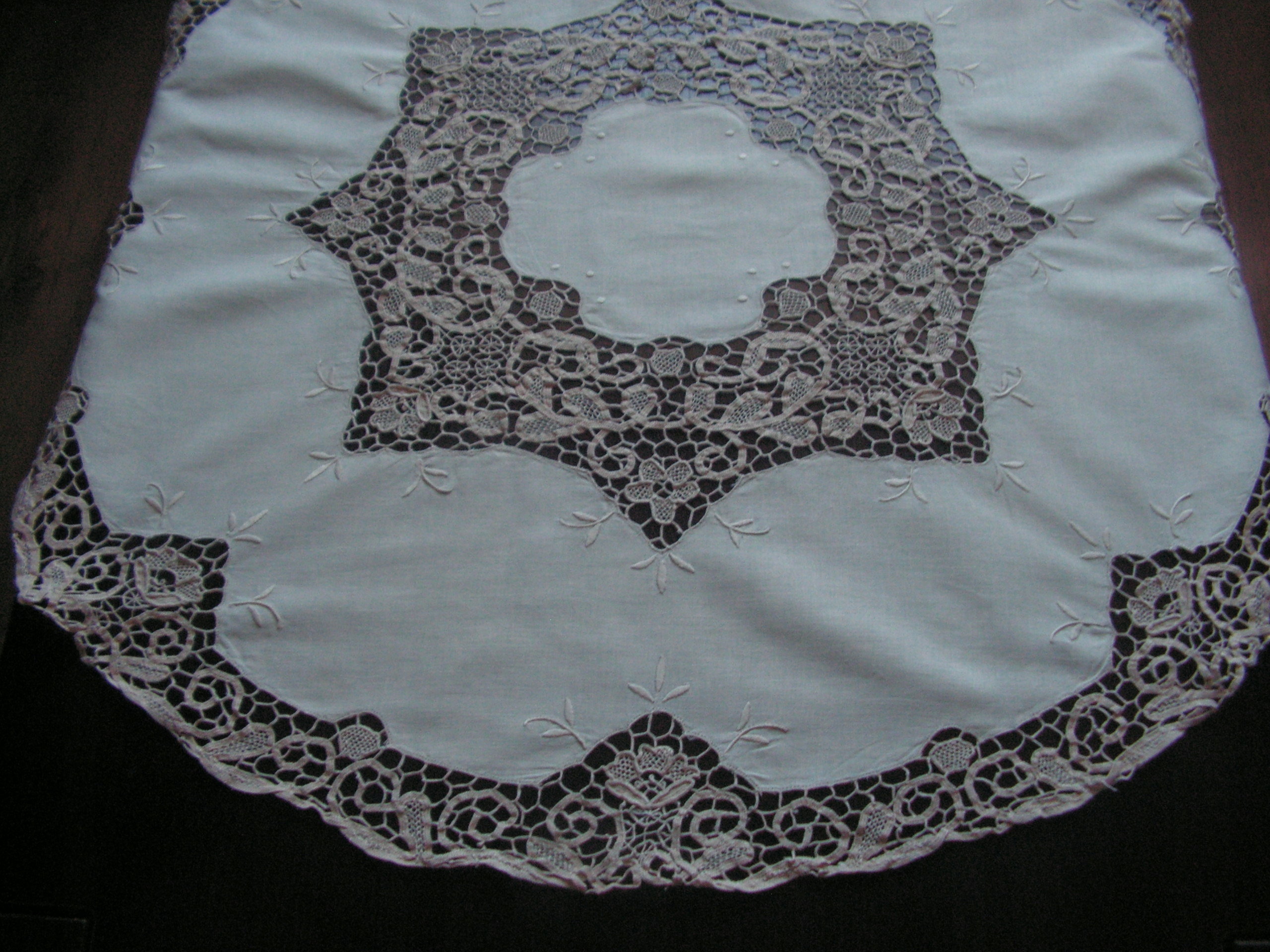 Милая Вышитая Скатерть