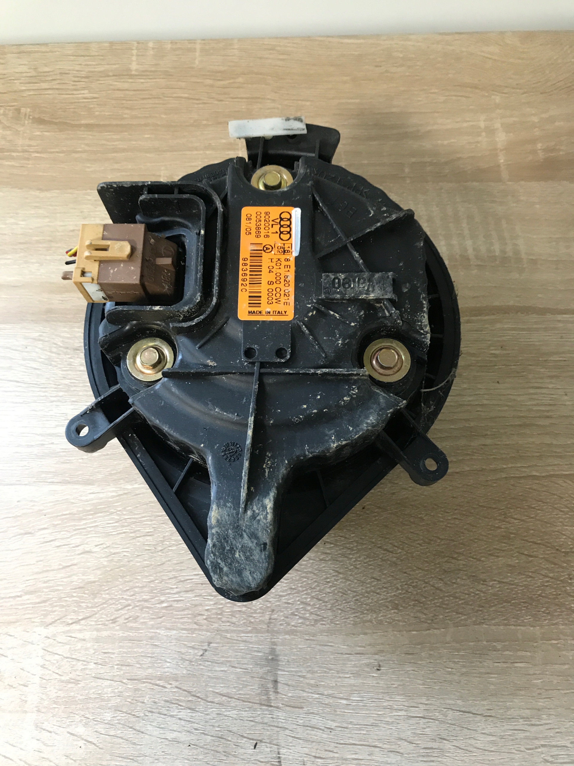DMUCHAWA ventilátor AUDI A4 B6 8E1820021E