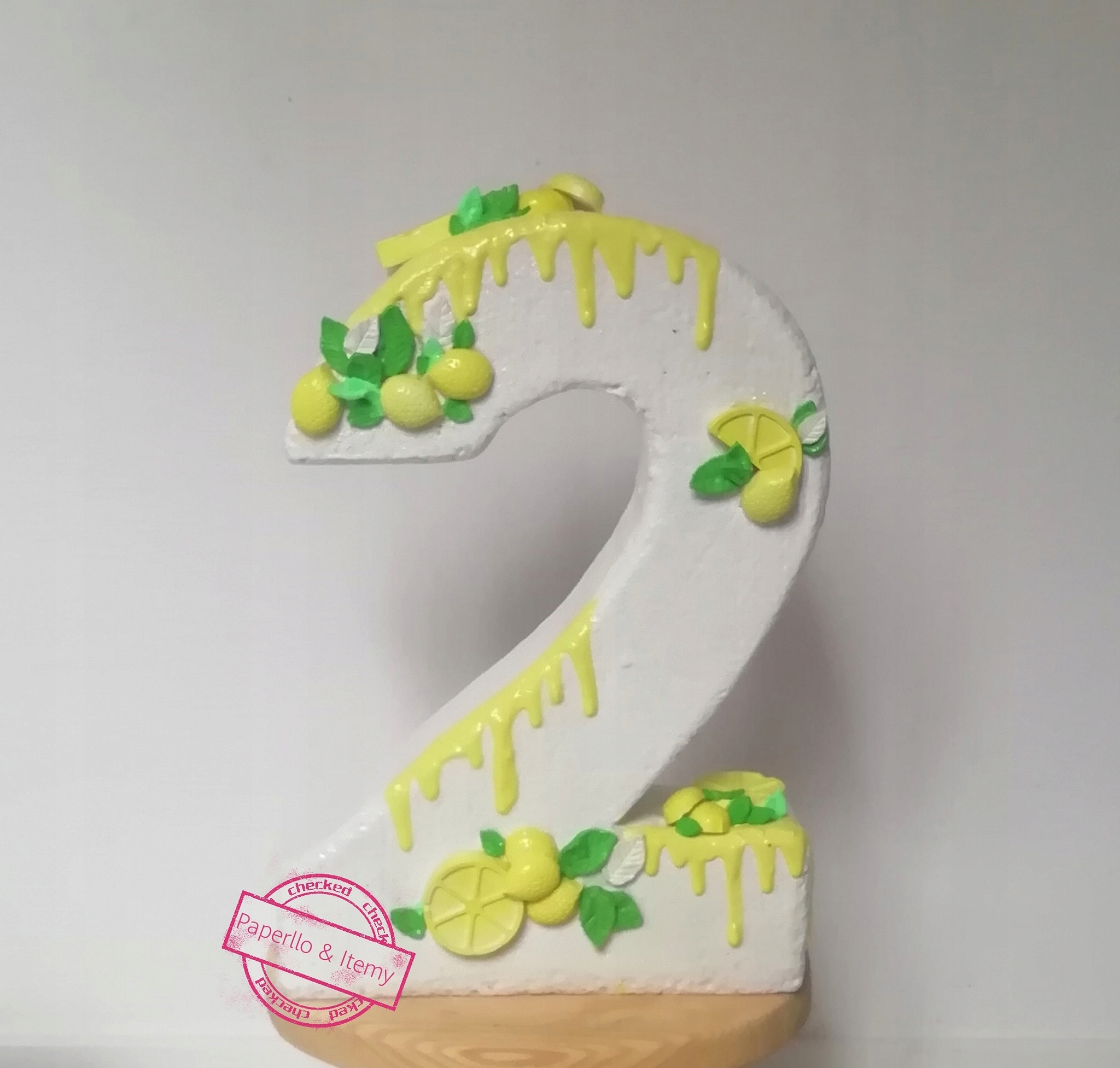 sztuczna CYFRA 2 do sesji atrapa rekwizyt CYTRYNOWA