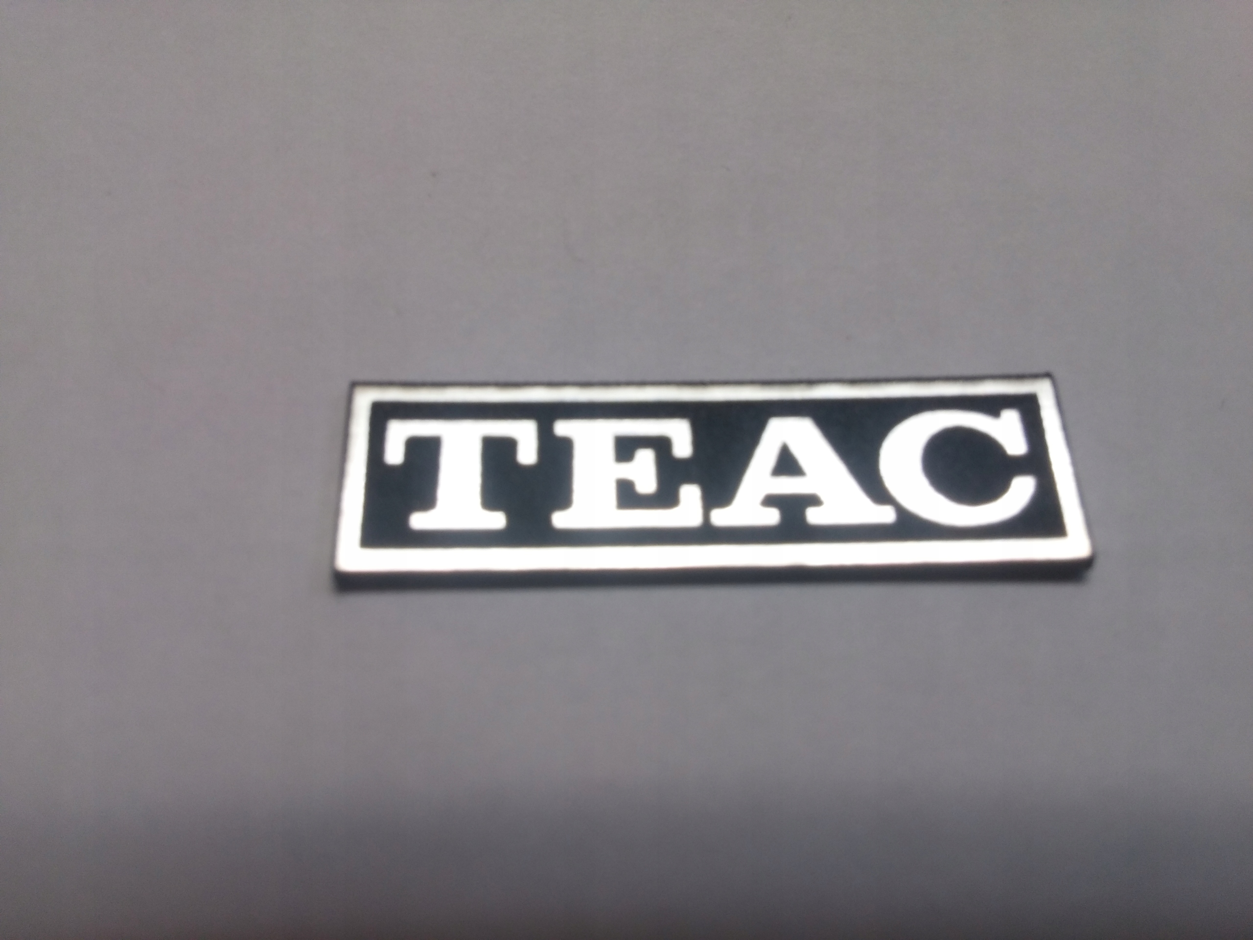 

Teac naklejka emblemat 34 x 10 mm * Srebrna