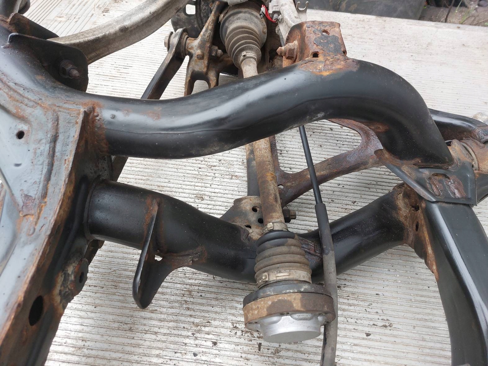 BELKA OŚ ZAWIESZENIA TYŁ + ZWROTNICE WAHACZE PORSCHE CAYENNE I Producent części Porsche