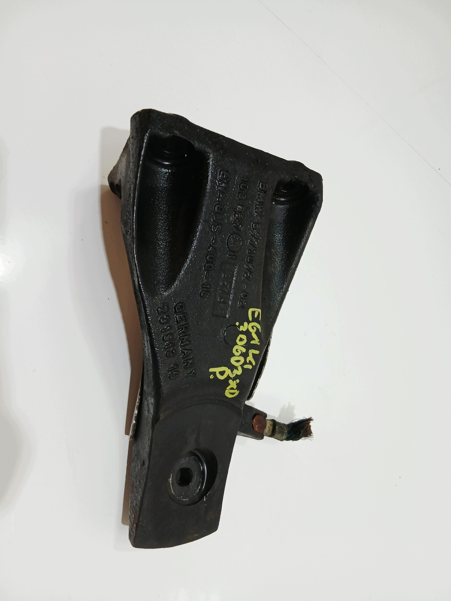 holder engine mount BMW E60 E61 306D3 XD OE 6771072 (0000870)
