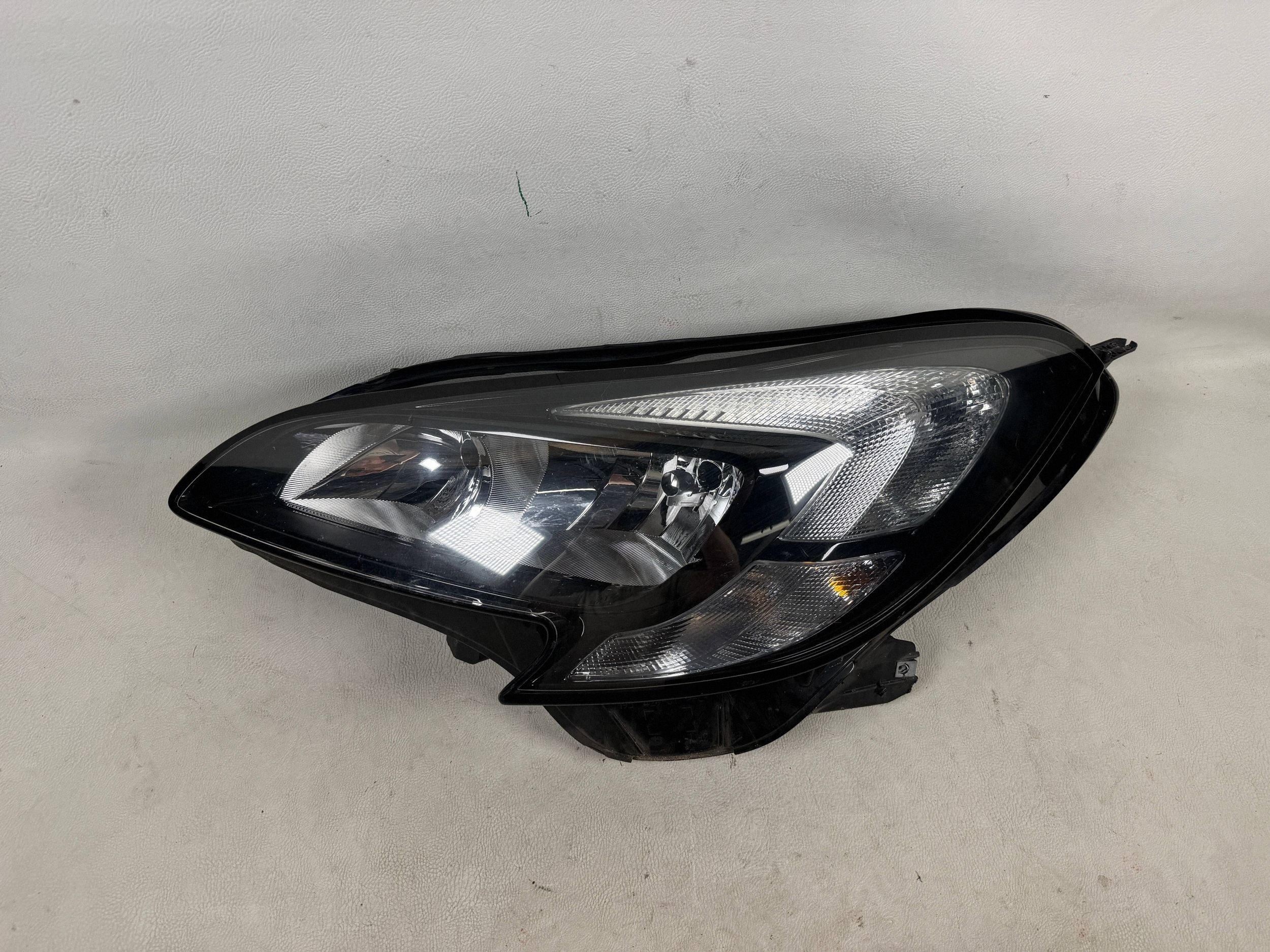 Opel Corsa E 14- světlo levá předek přední