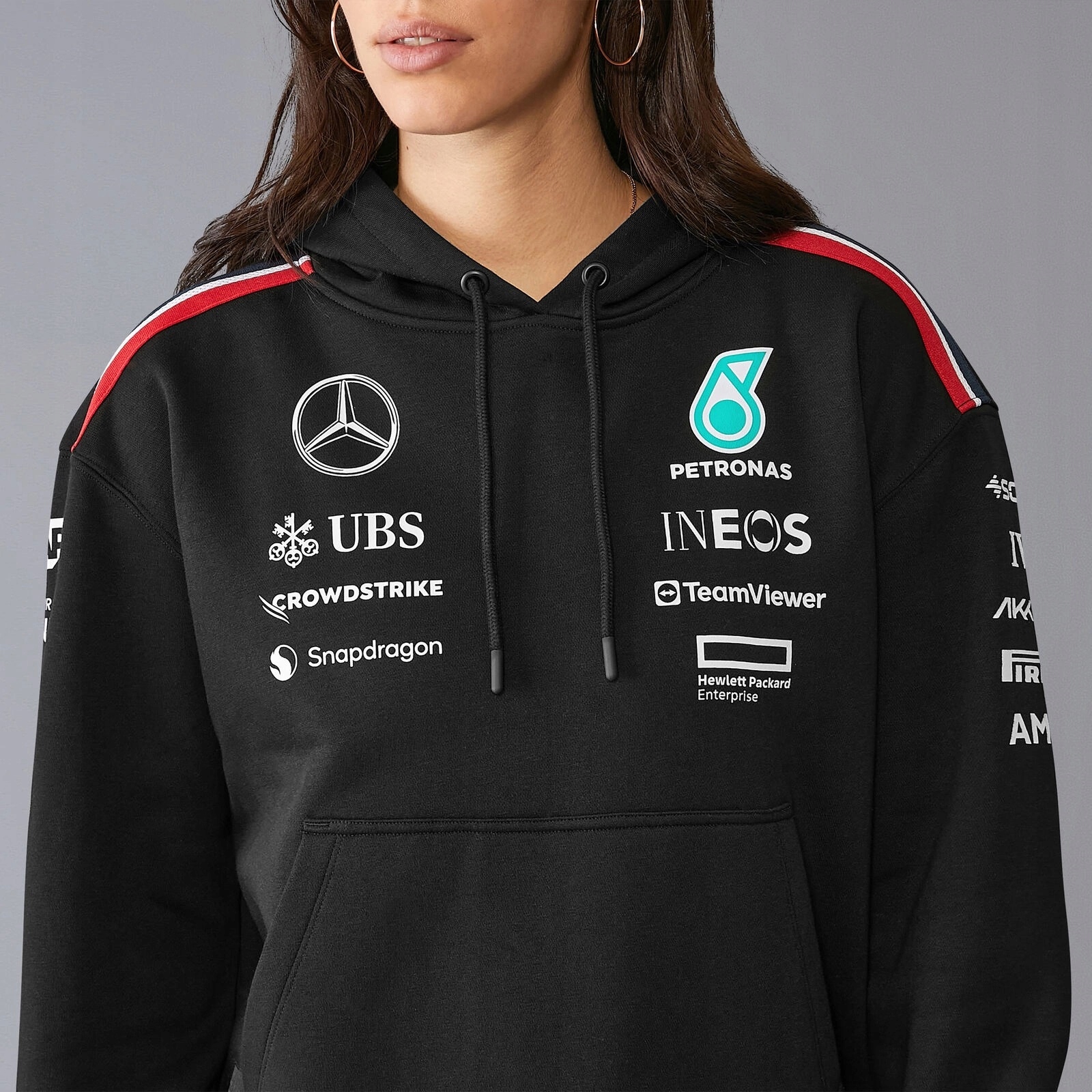 Mikina z nejnovější kolekce Teamwear skupiny Mercedes Amg F1 vel Xs