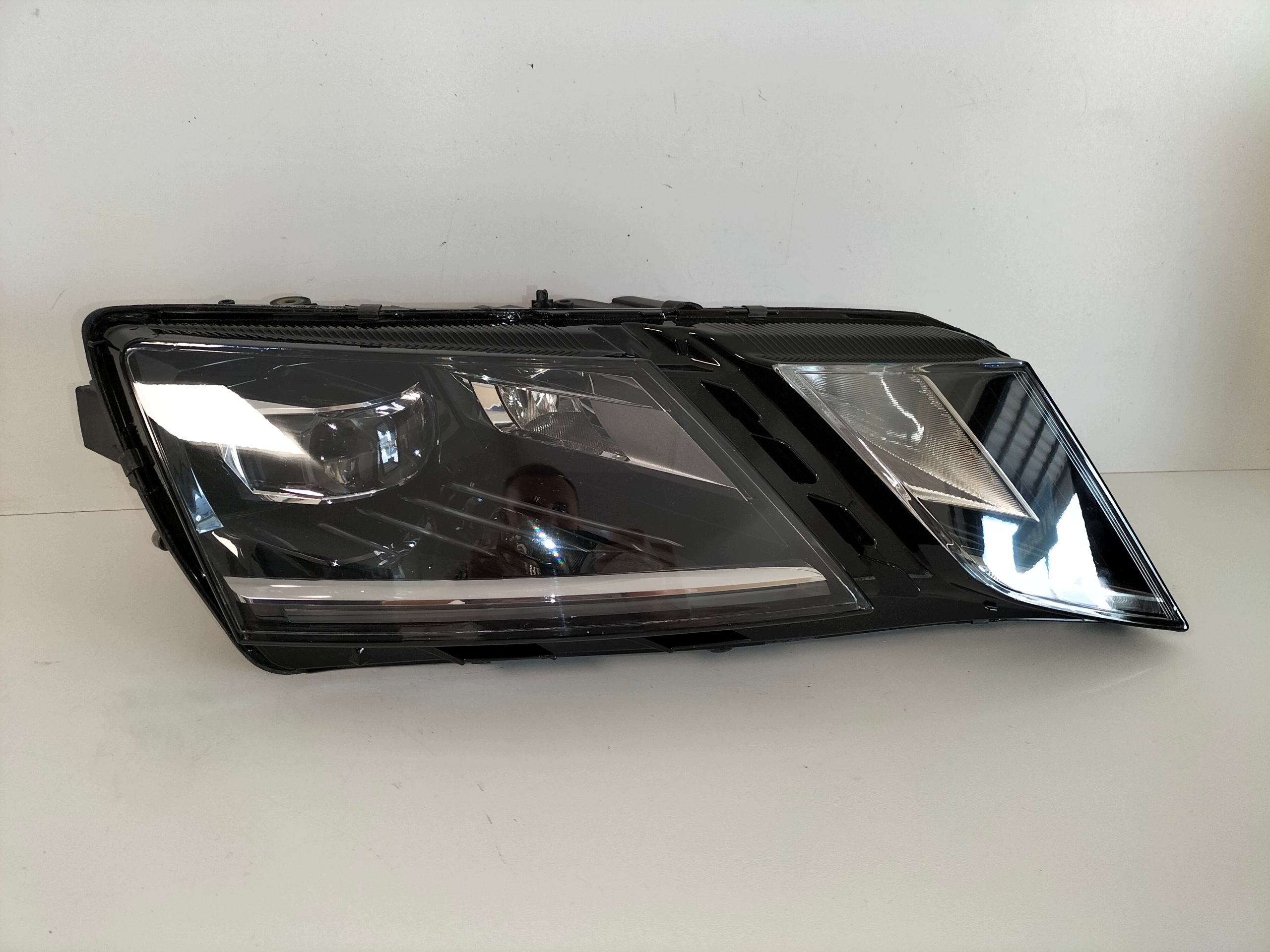 light front reflektor right SKODA OCTAVIA 3 III LIFT 17-20 FULL LED