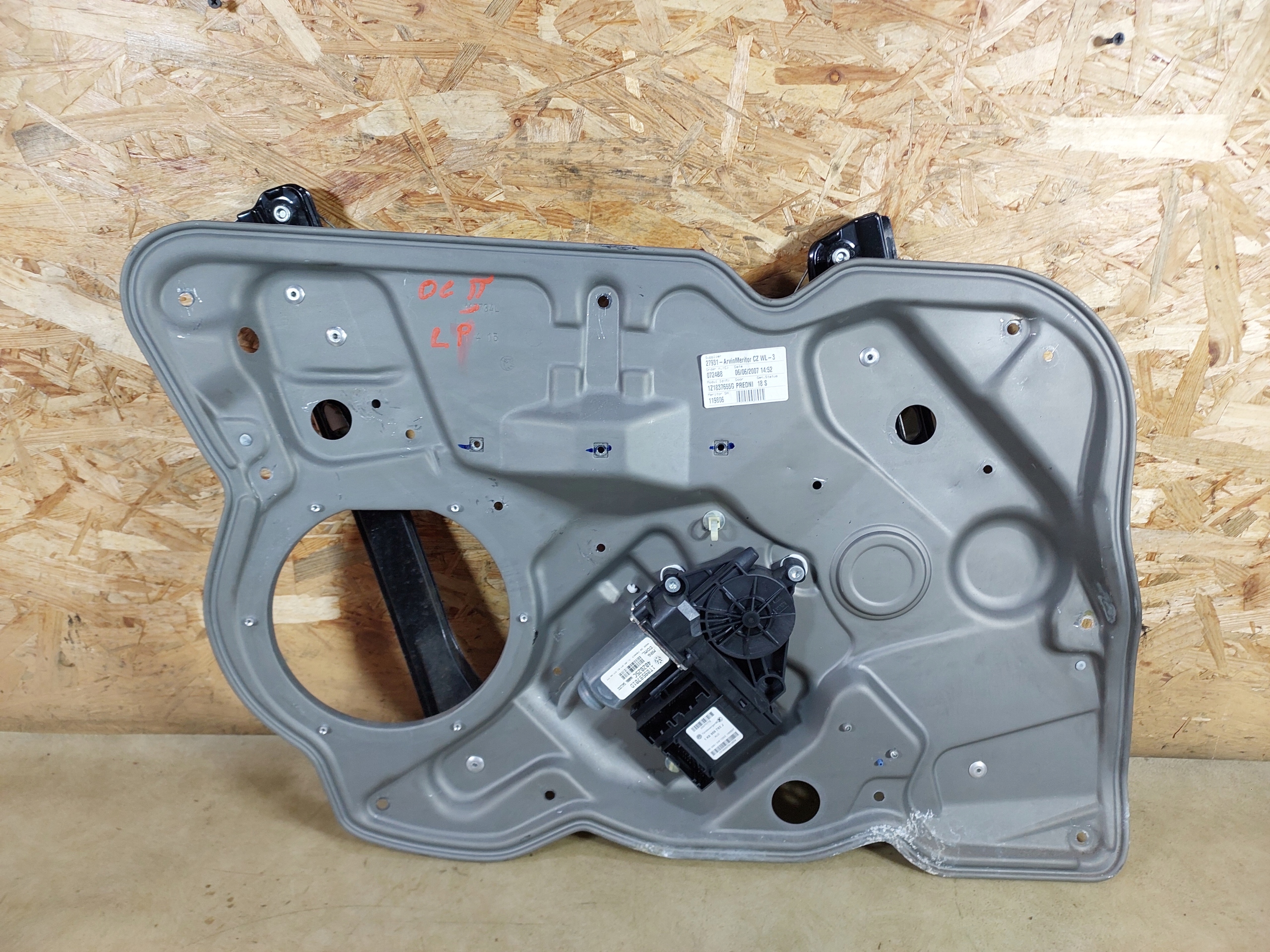 OCTAVIA II PODNOŚNIK SZYBY LEWY PRZÓD 1K0959793J