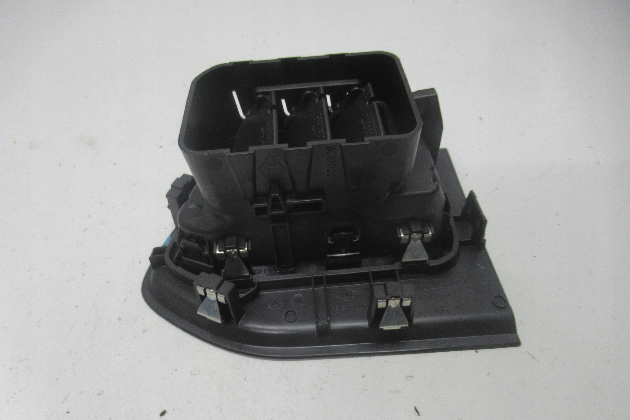 MASTER III MOVANO 19R grid air conditioning devices left