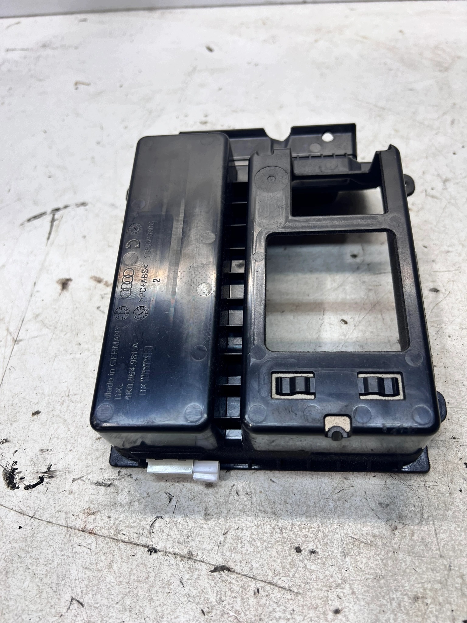 passenger compartment plato TUNELU bracket LADOWARKI AUDI 4K0864981A