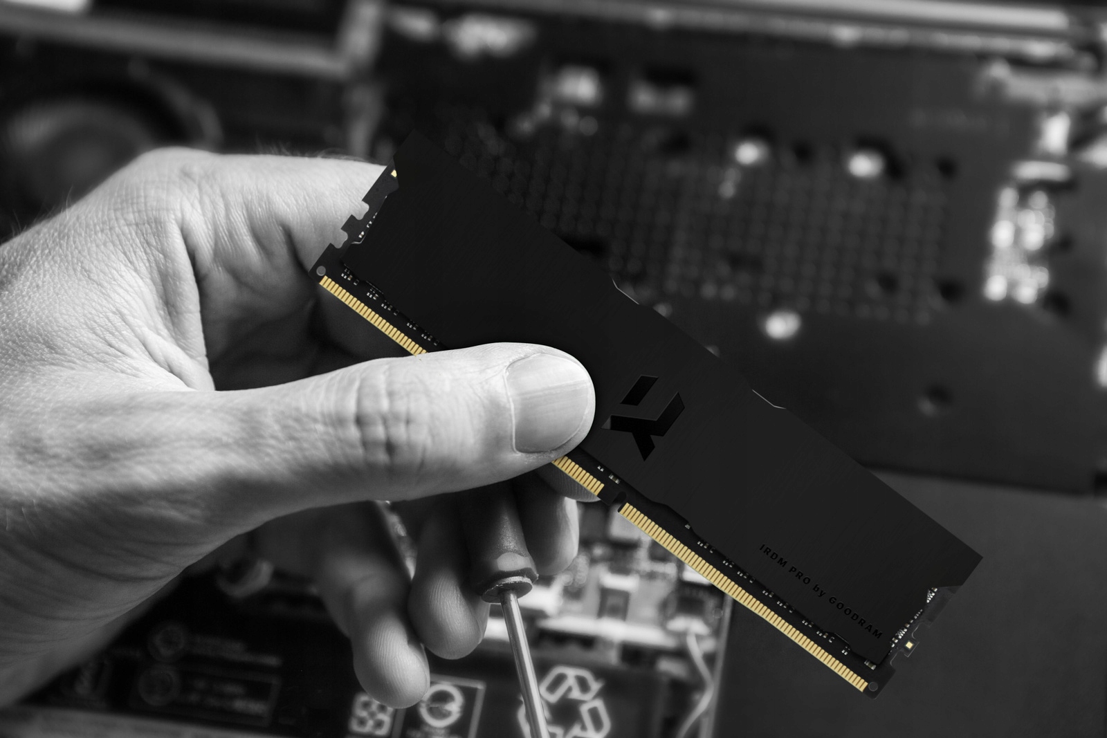 Pamięć RAM GOODRAM IRDM 16GB 3600MHz CL18 czarny Pojemność całkowita 16 GB