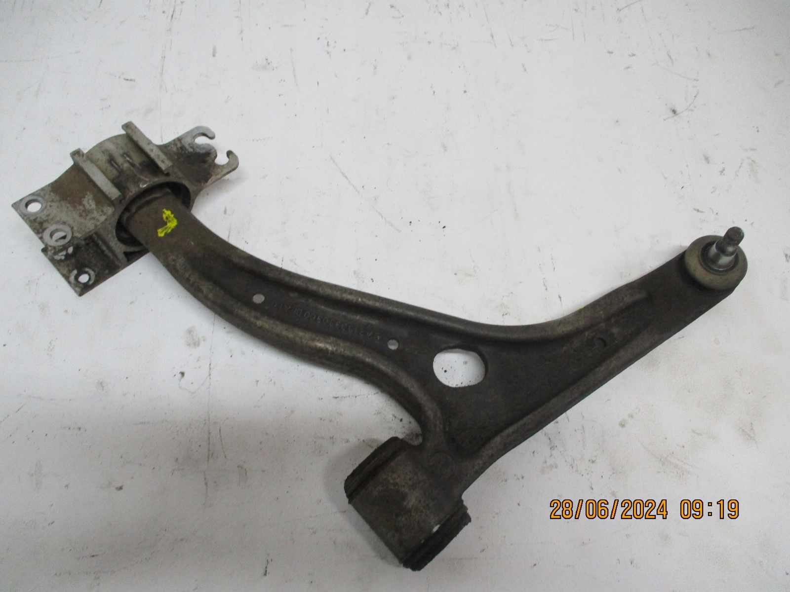 arm front MERCEDES CLA 117 right left A2463330300 A2463330400