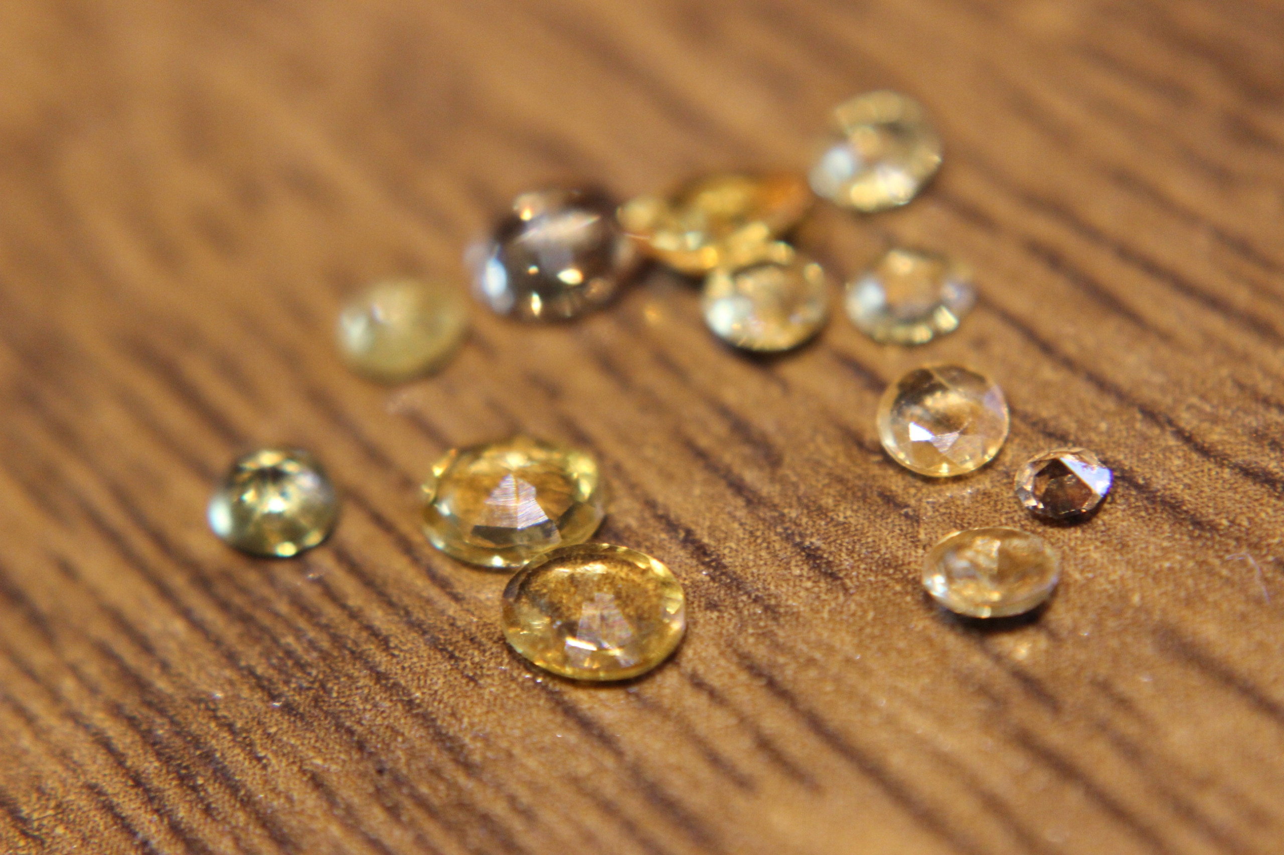 Safíry žluté přírodní kameny 2.90ct 12 Ks
