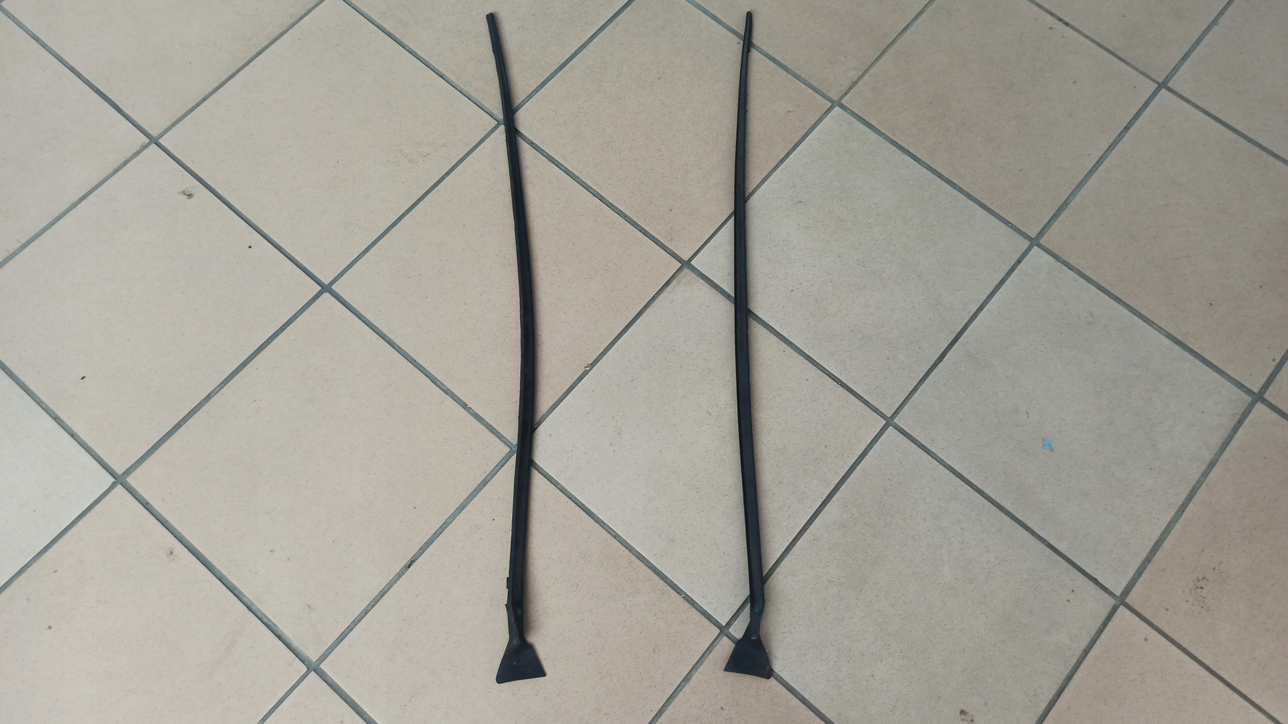 LISTWA SZYBY CZOŁOWEJ VOLVO C70 II 06-13r