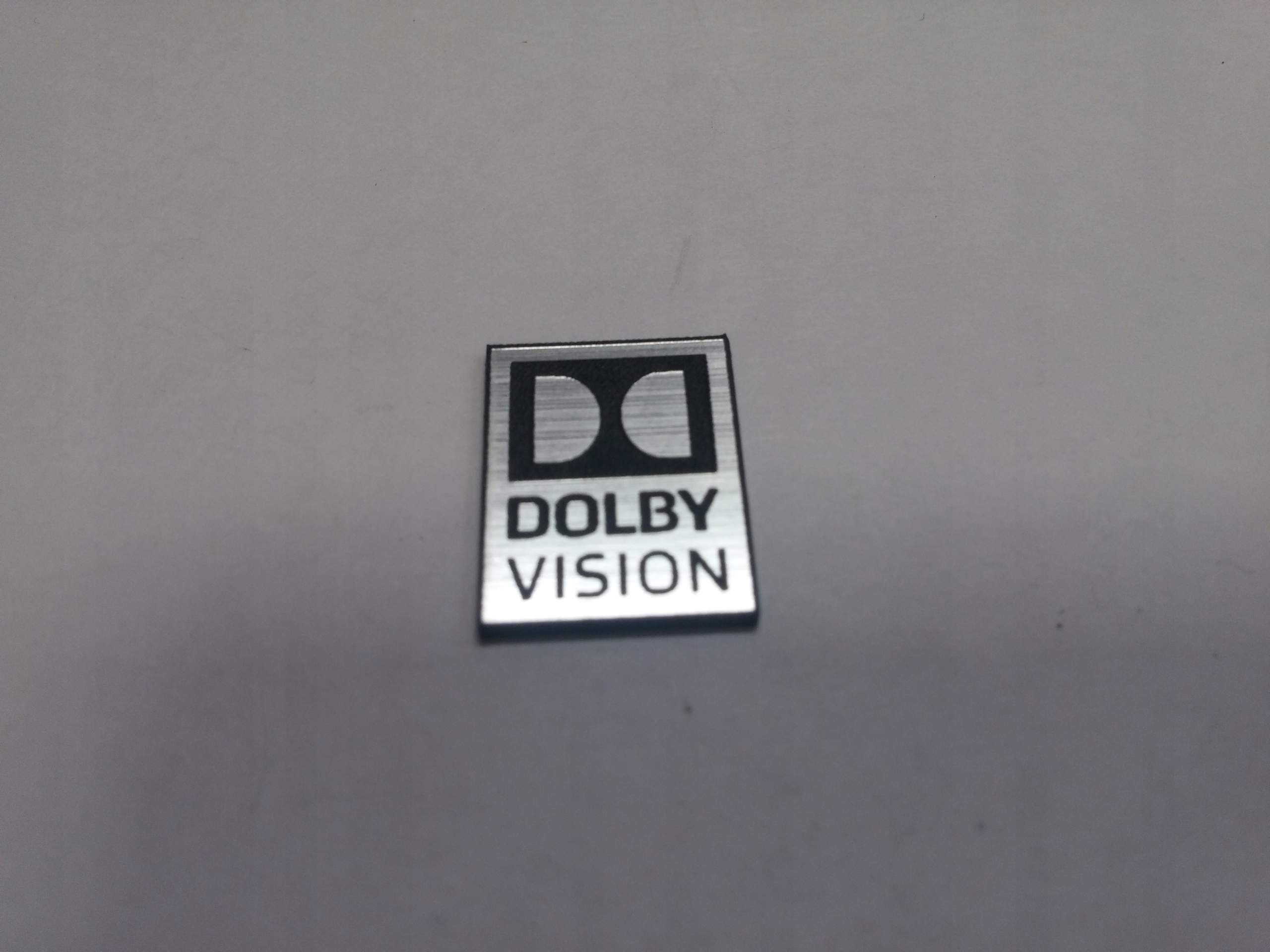 

Dolby Vision naklejka emblemat 14x18 mm * Srebrna