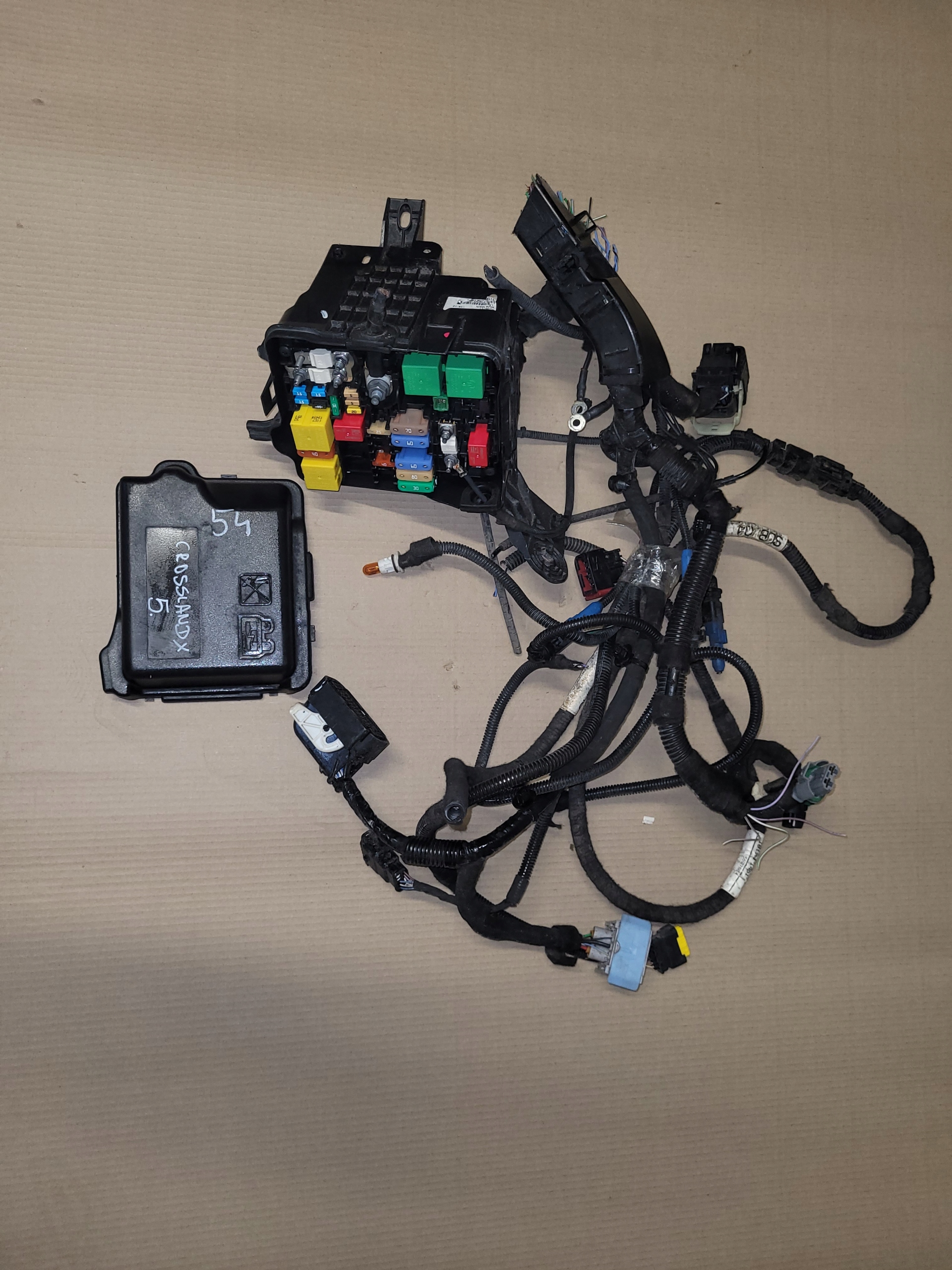 OPEL CROSSLAND SKRZYNKA BEZPIECZNIKÓW WIĄZKA