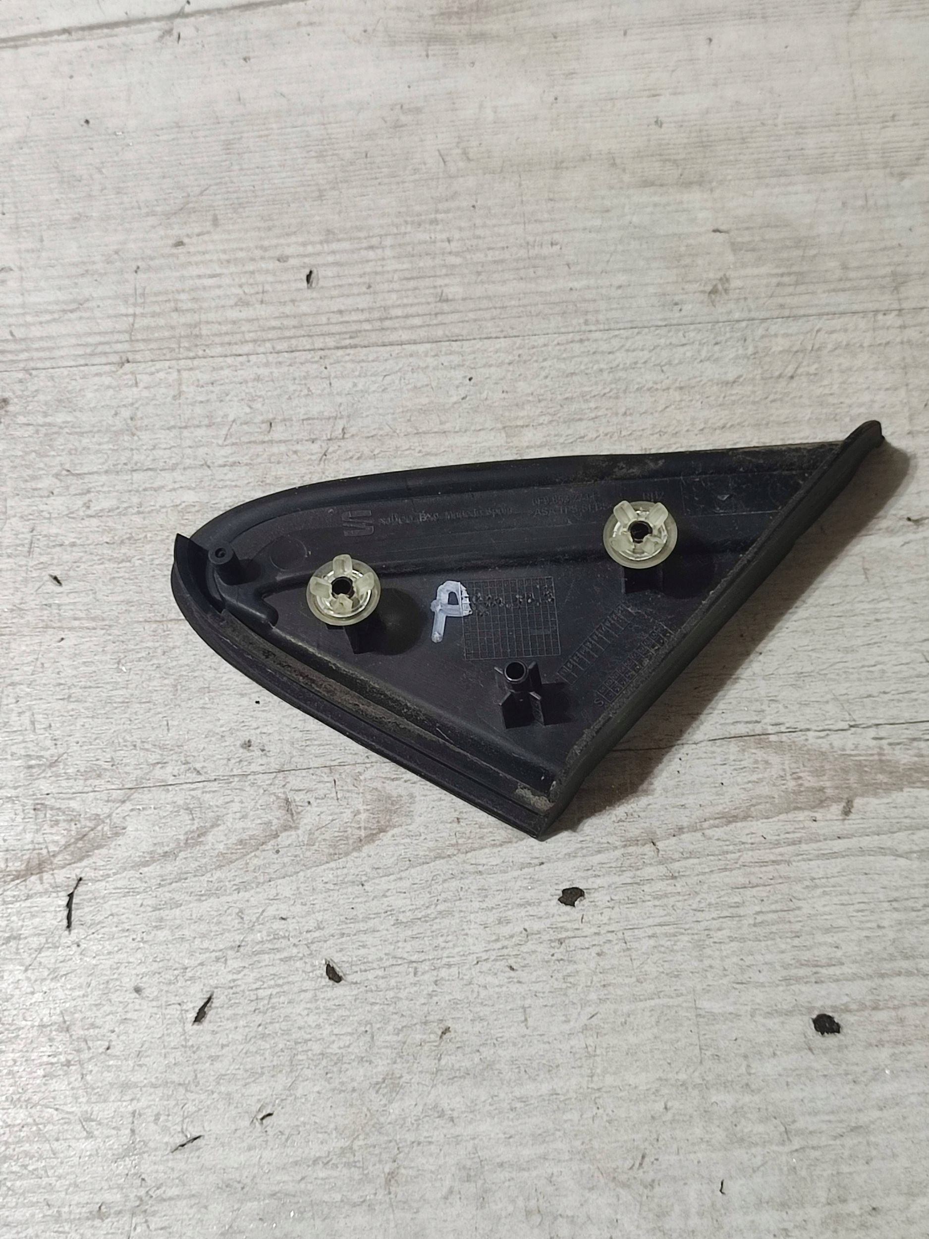 Seat Arona 2019 front right moulding / cap for fender front
