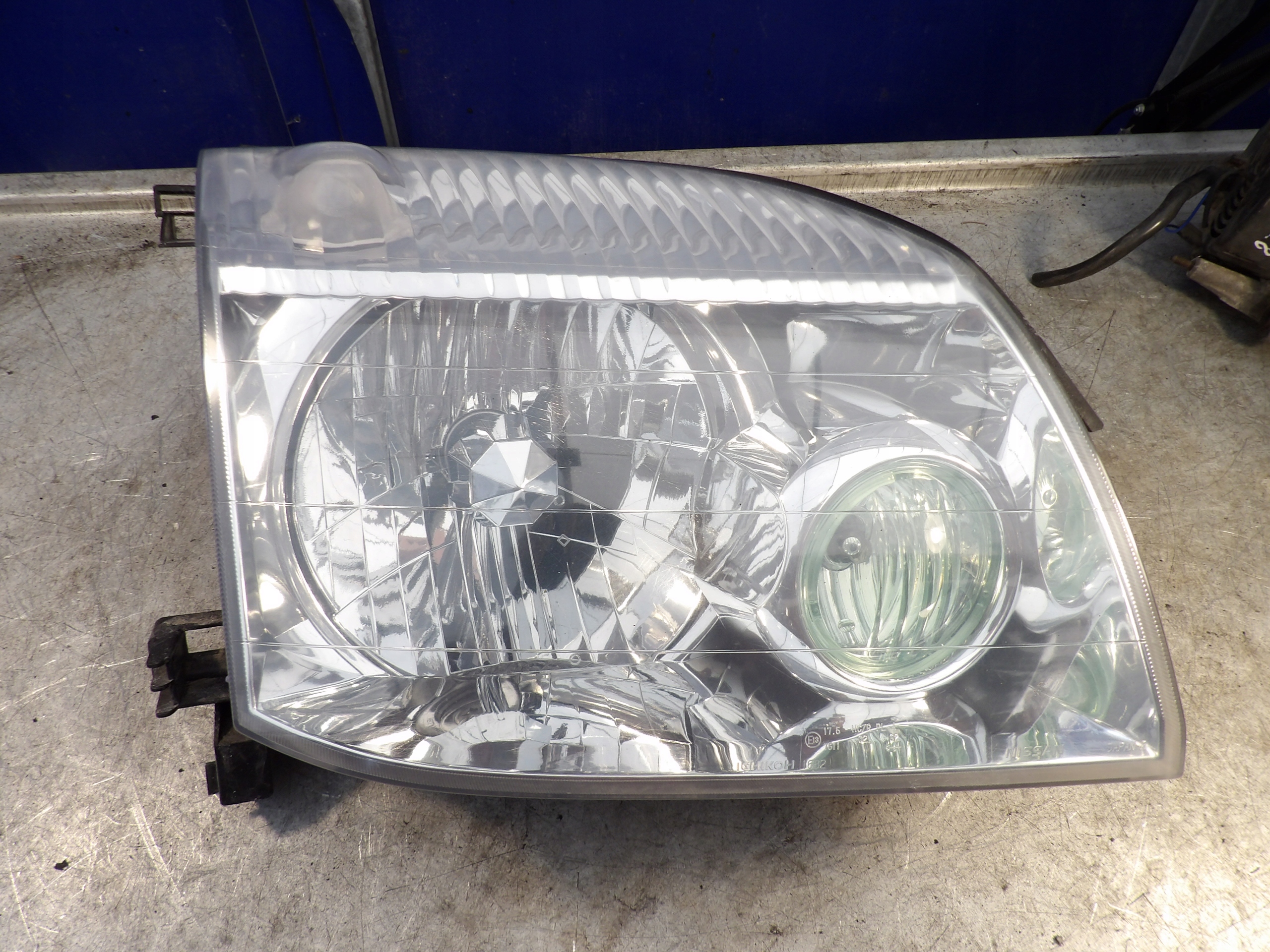 Nissan X-Trail T30 light front right
