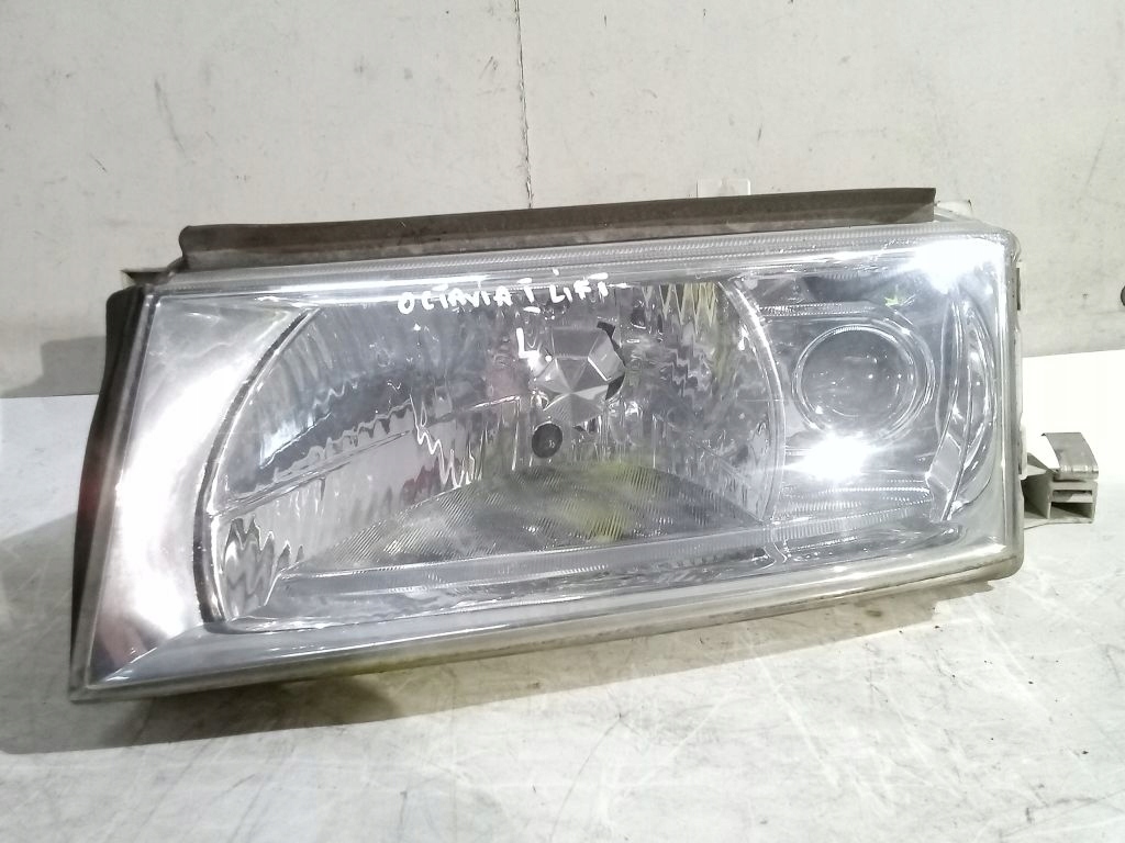 Skoda Octavia and lift light left front front