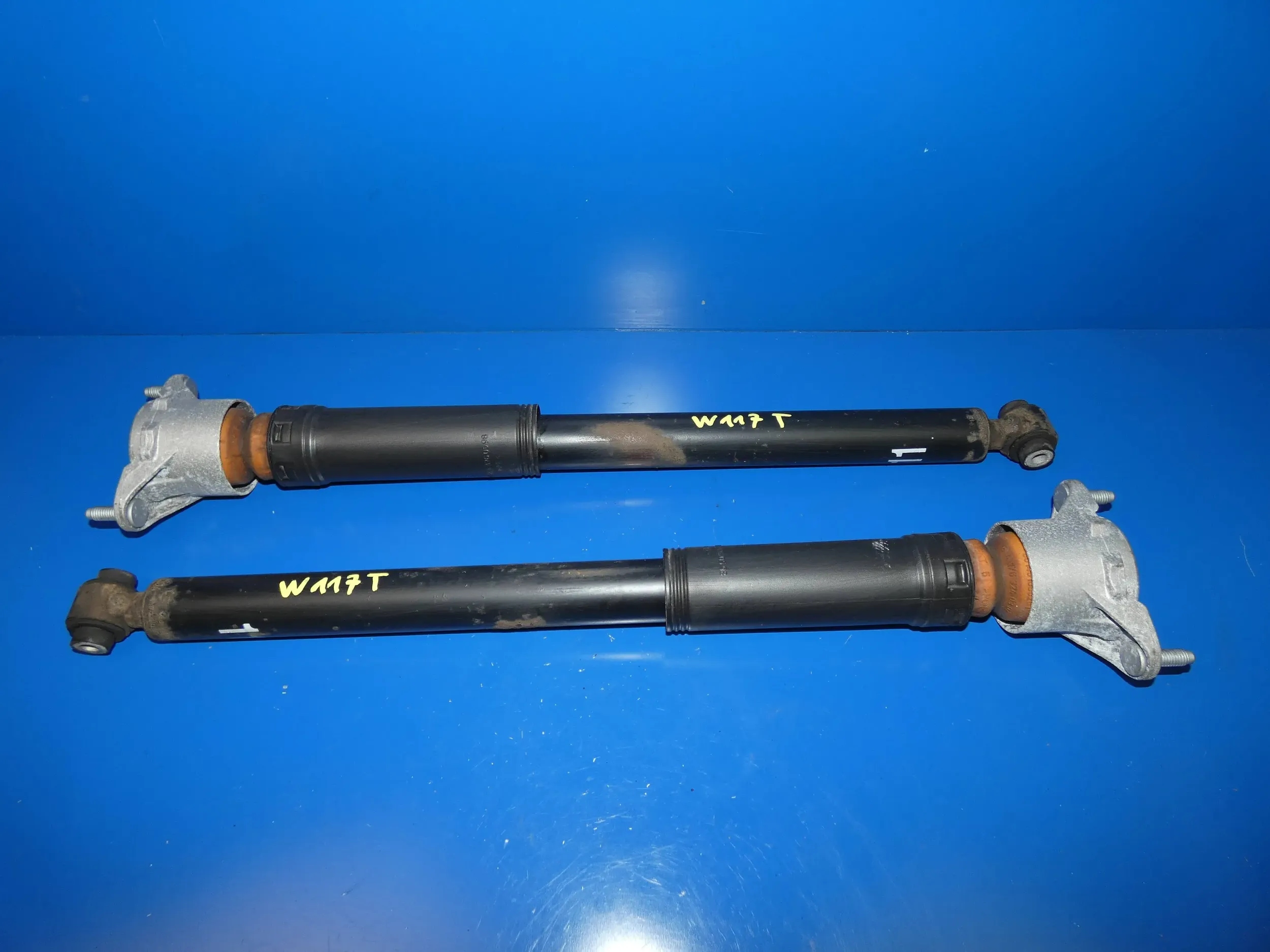 Mercedes-Бензин КЛА W117 АМОРТИЗАТОРЫ ЗАД. КОМПЛЕКТ АМОРТИЗАТОР