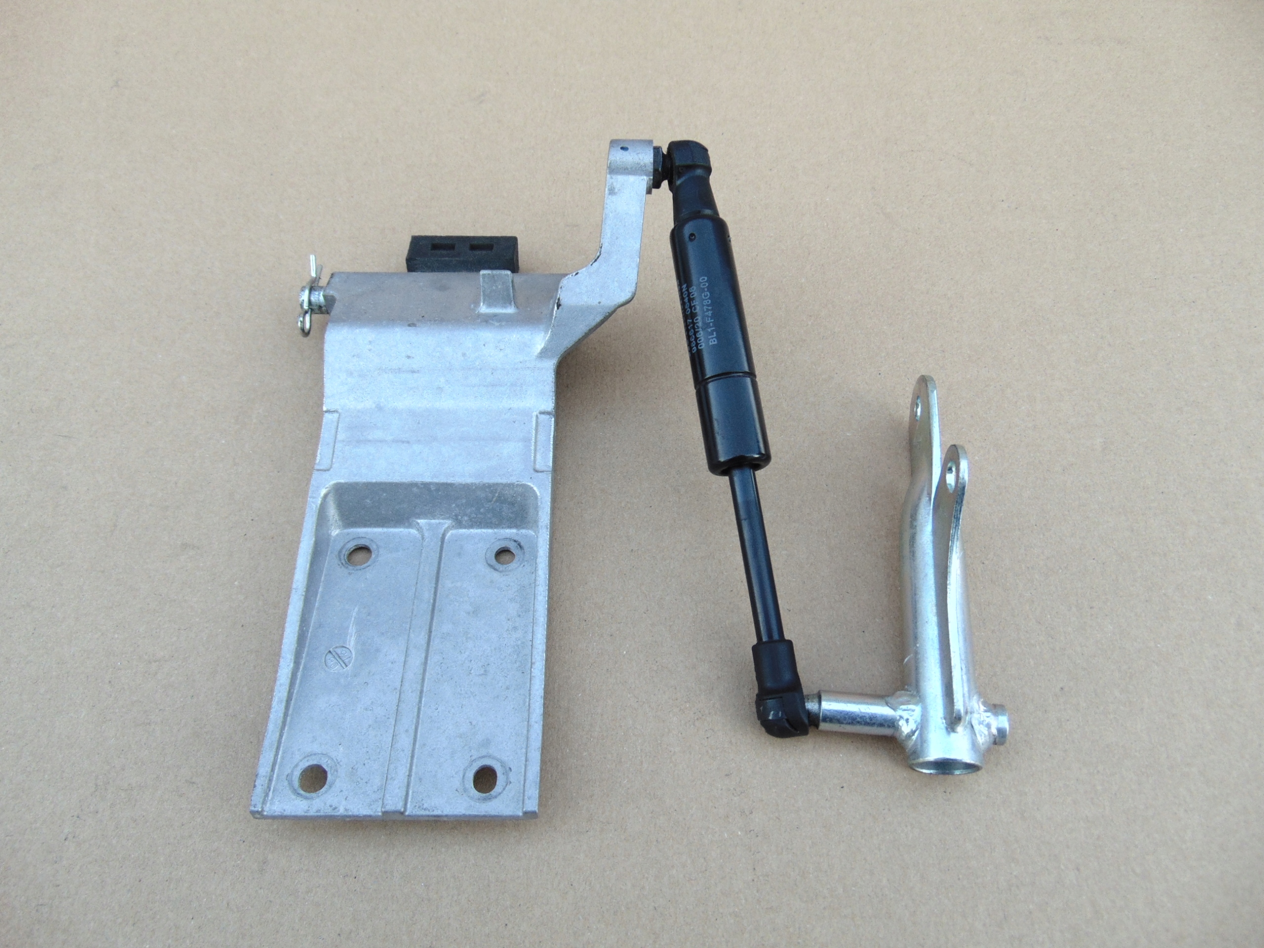 YAMAHA XMAX 125 18+ ШАРНІР СИДІННЯ