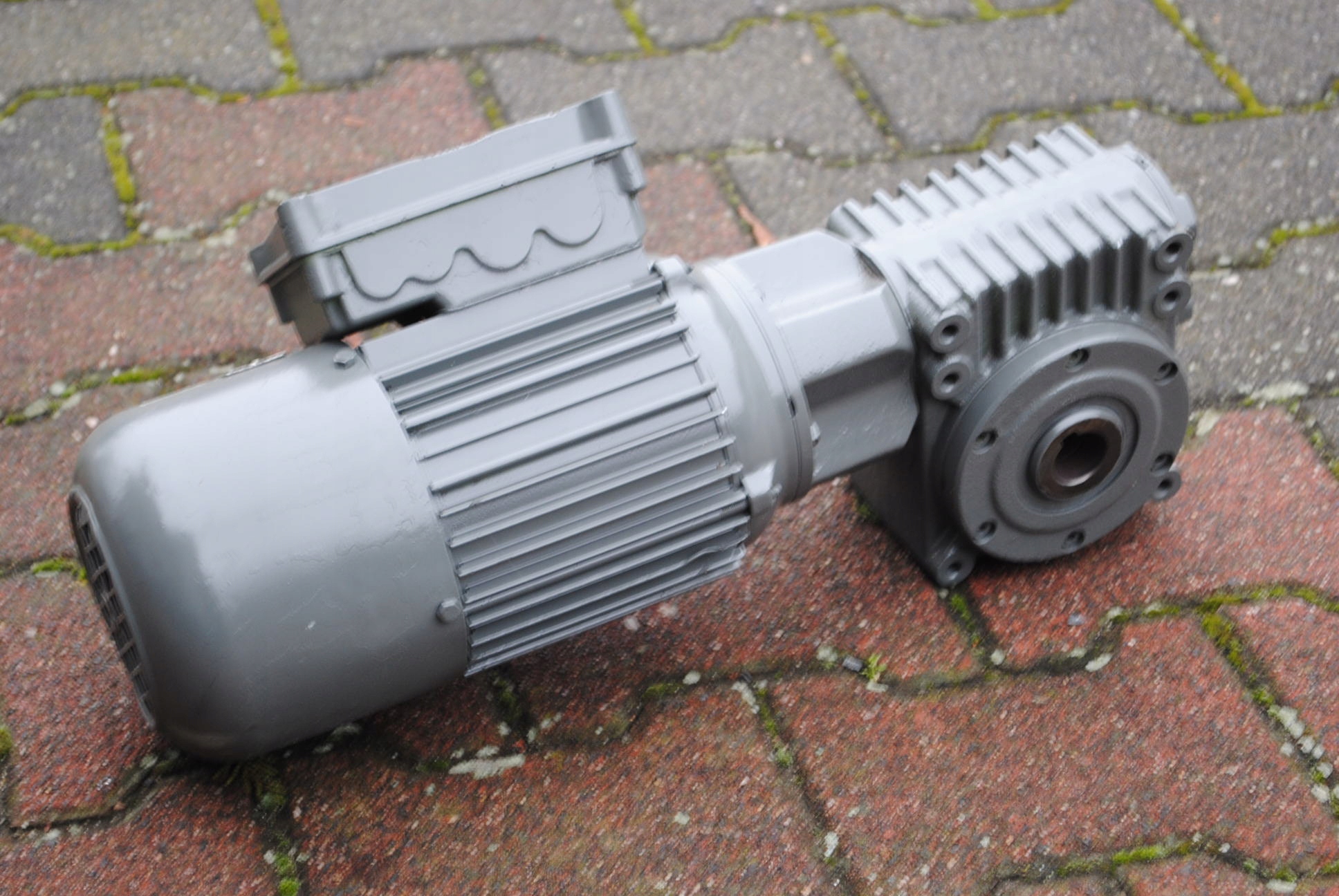 Motoreduktor kątowy 0.37kw. 73obr./min.. Lenze. Kod producenta 4/3600/1274