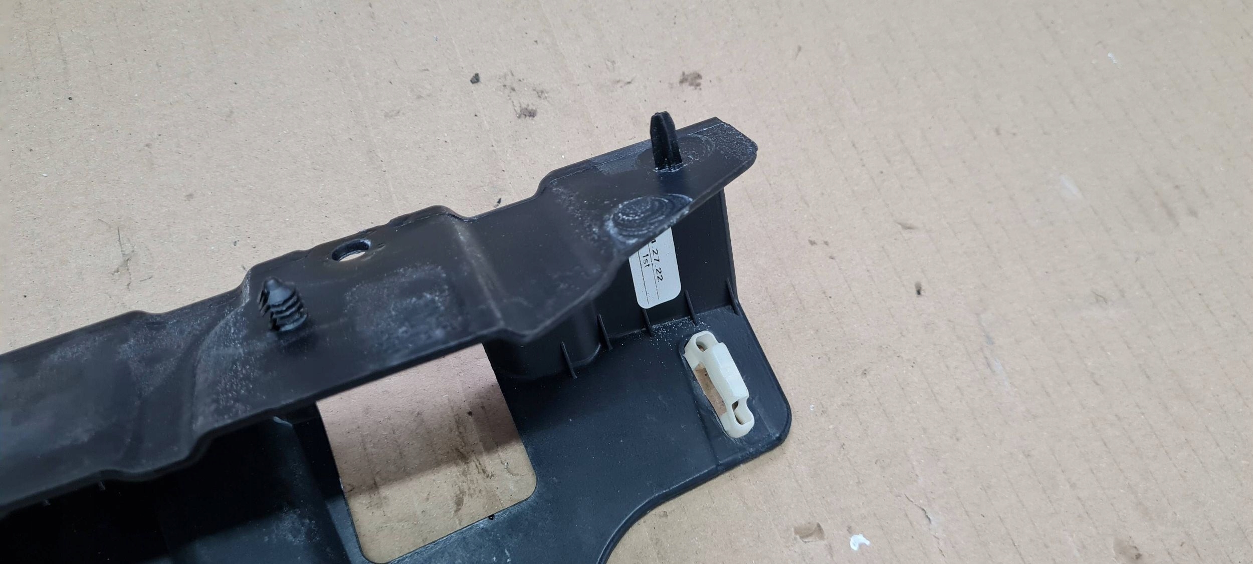 Chrysler Pacifica 2022 bracket holder SZYNY SLUPKA 68258914AB