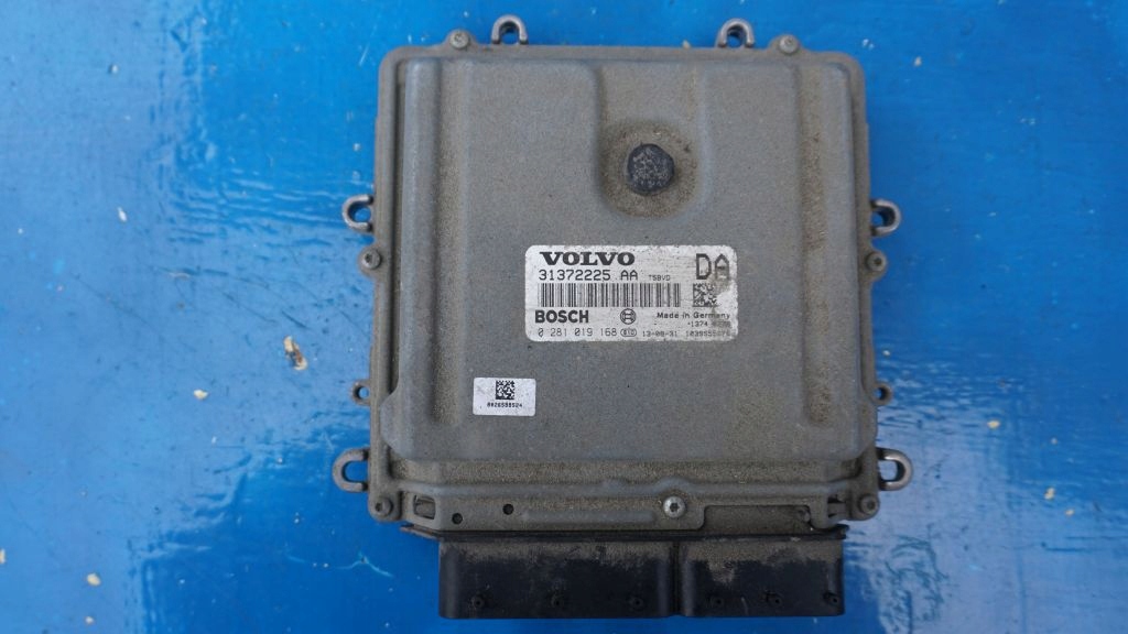 VOLVO XC90 LIFT 2.4 D5 - computer control unit of the engine 31372225