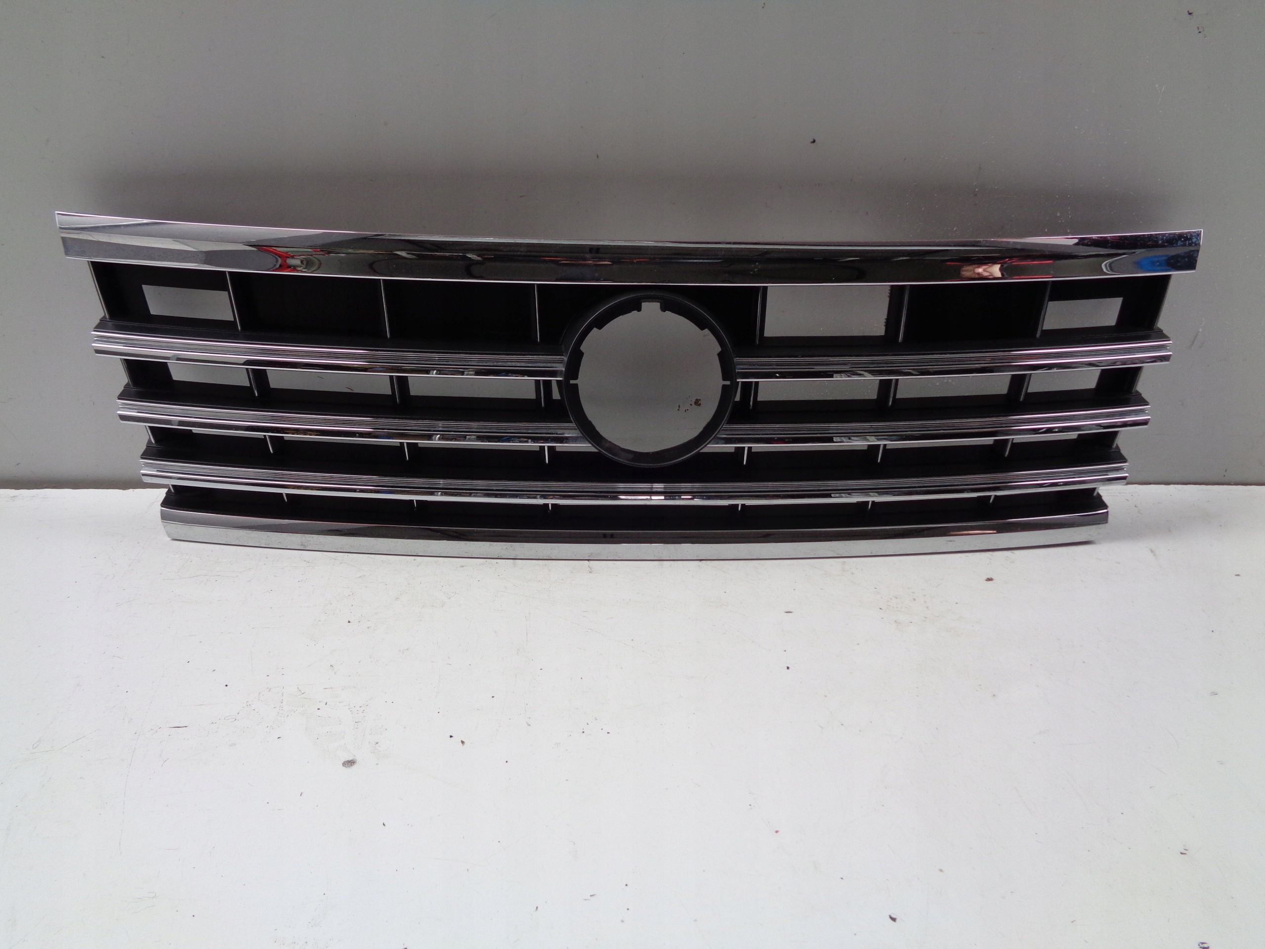 front PREKLADgrill VW TOUAREG III 760 18