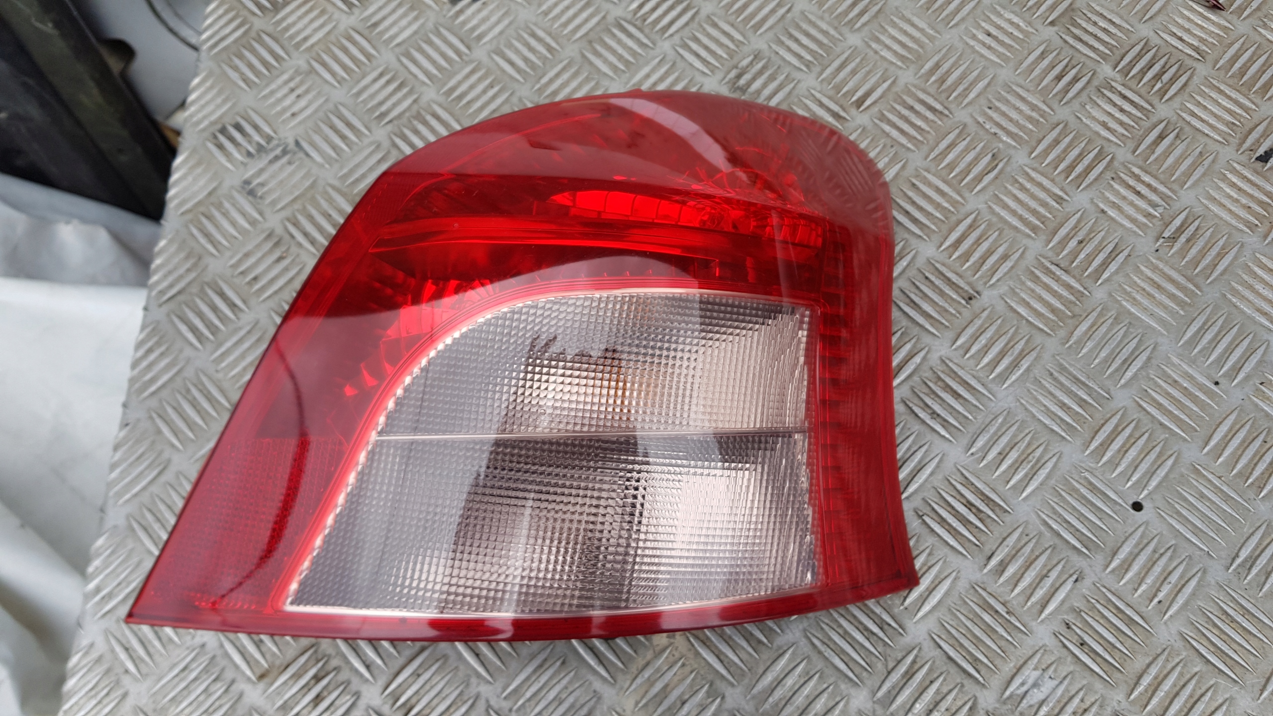 TOYOTA YARIS II light right rear part