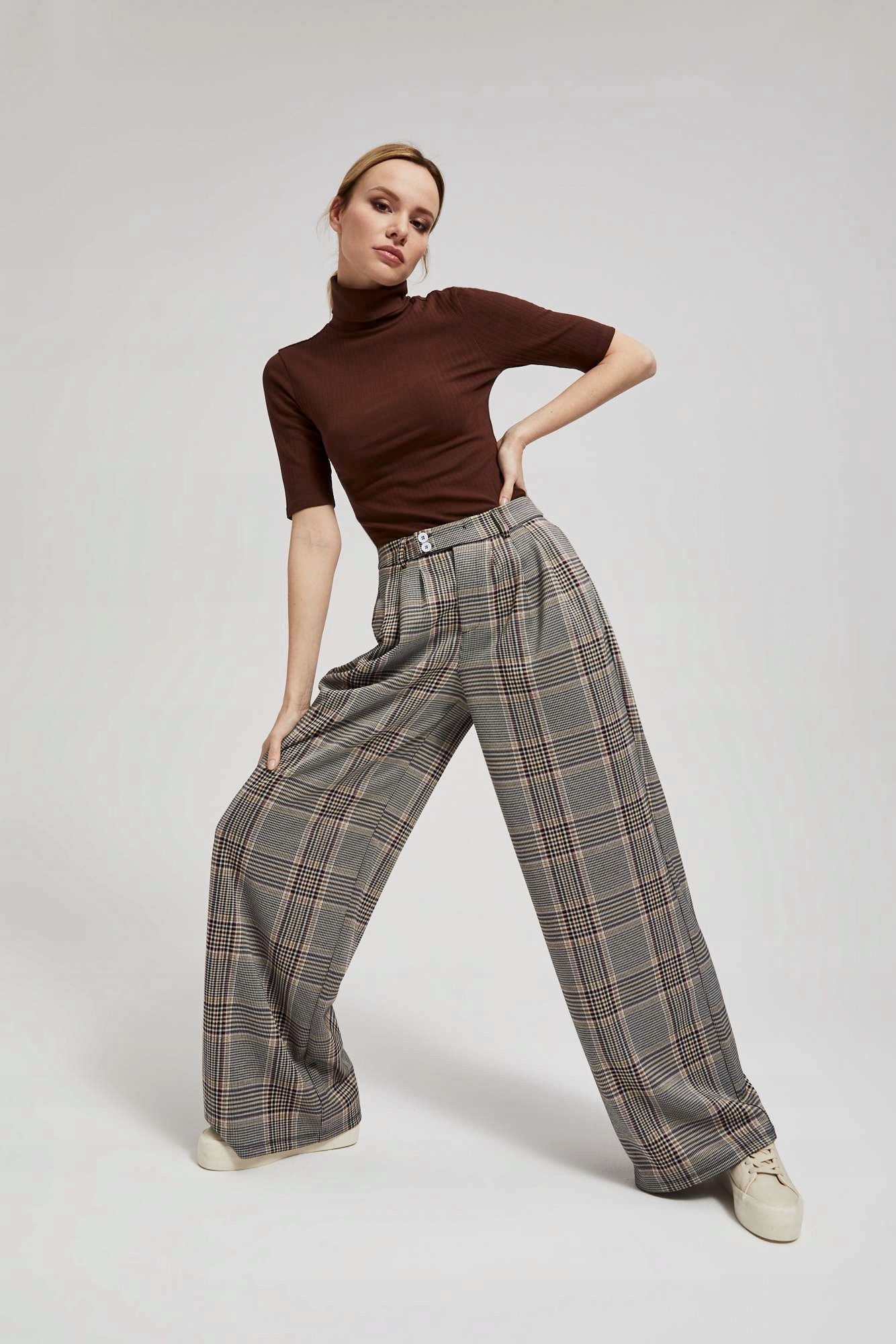 Prążkowana bluzka z golfem XL od MOODO Płeć kobieta