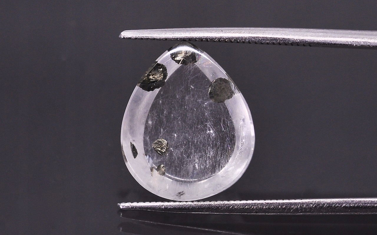 Pyritový křemen konvexní slzná deska 13,5x11,3 mm