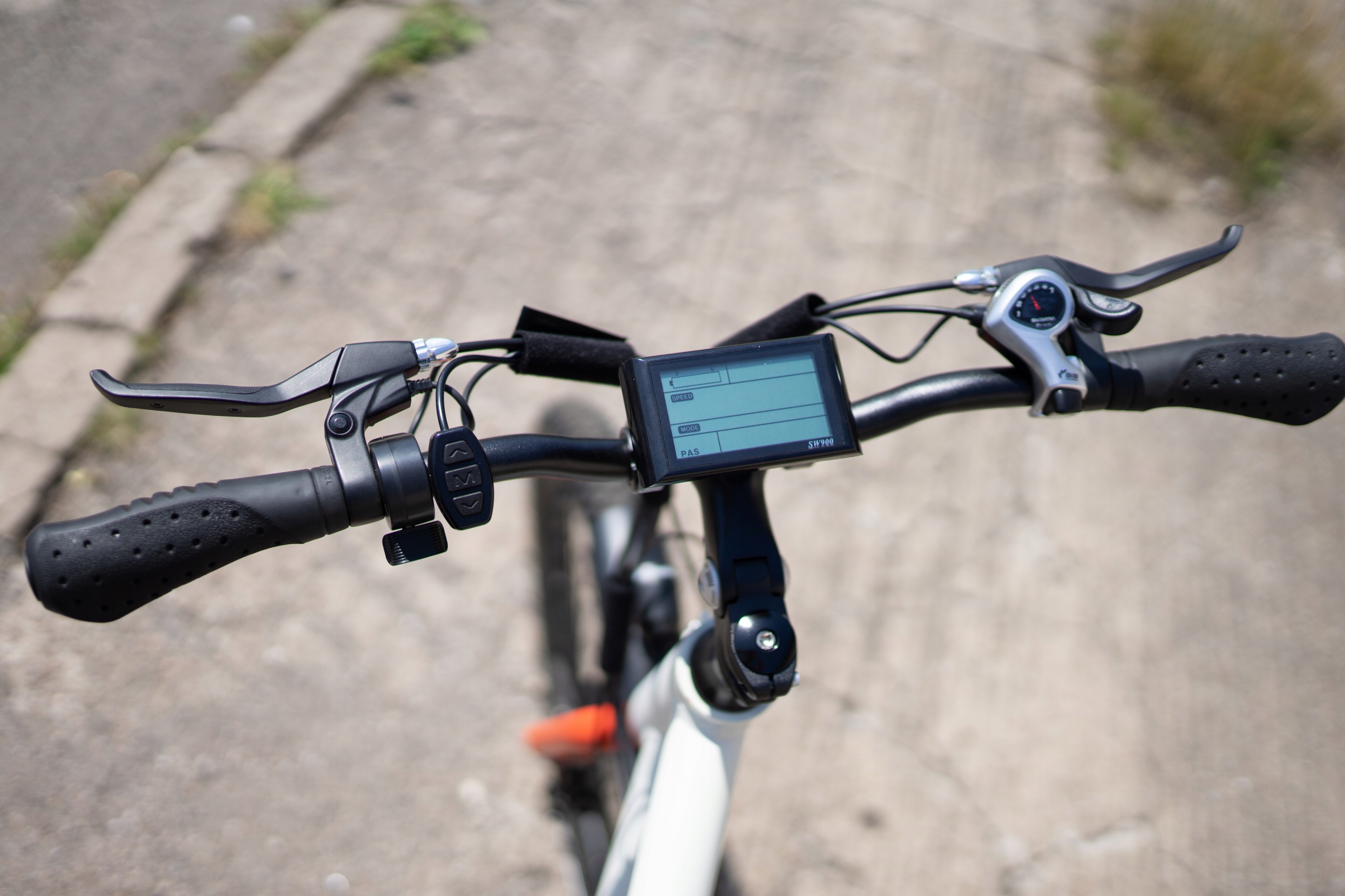 E-bike model Smart z silnikiem 250W od marki Uone Marka inna