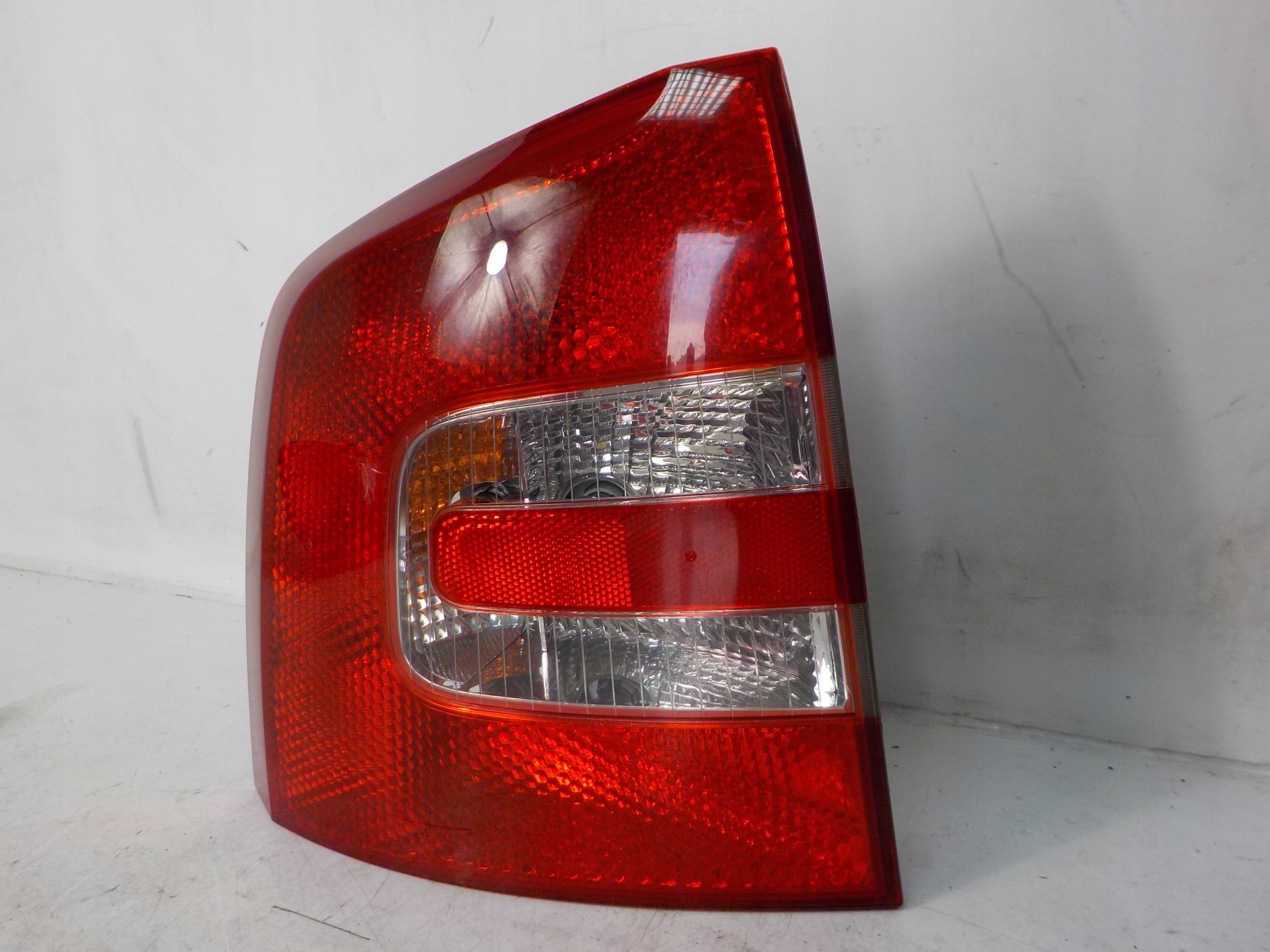 SKODA OCTAVIA II KOMBI light left rear left rear part 4B0091945D