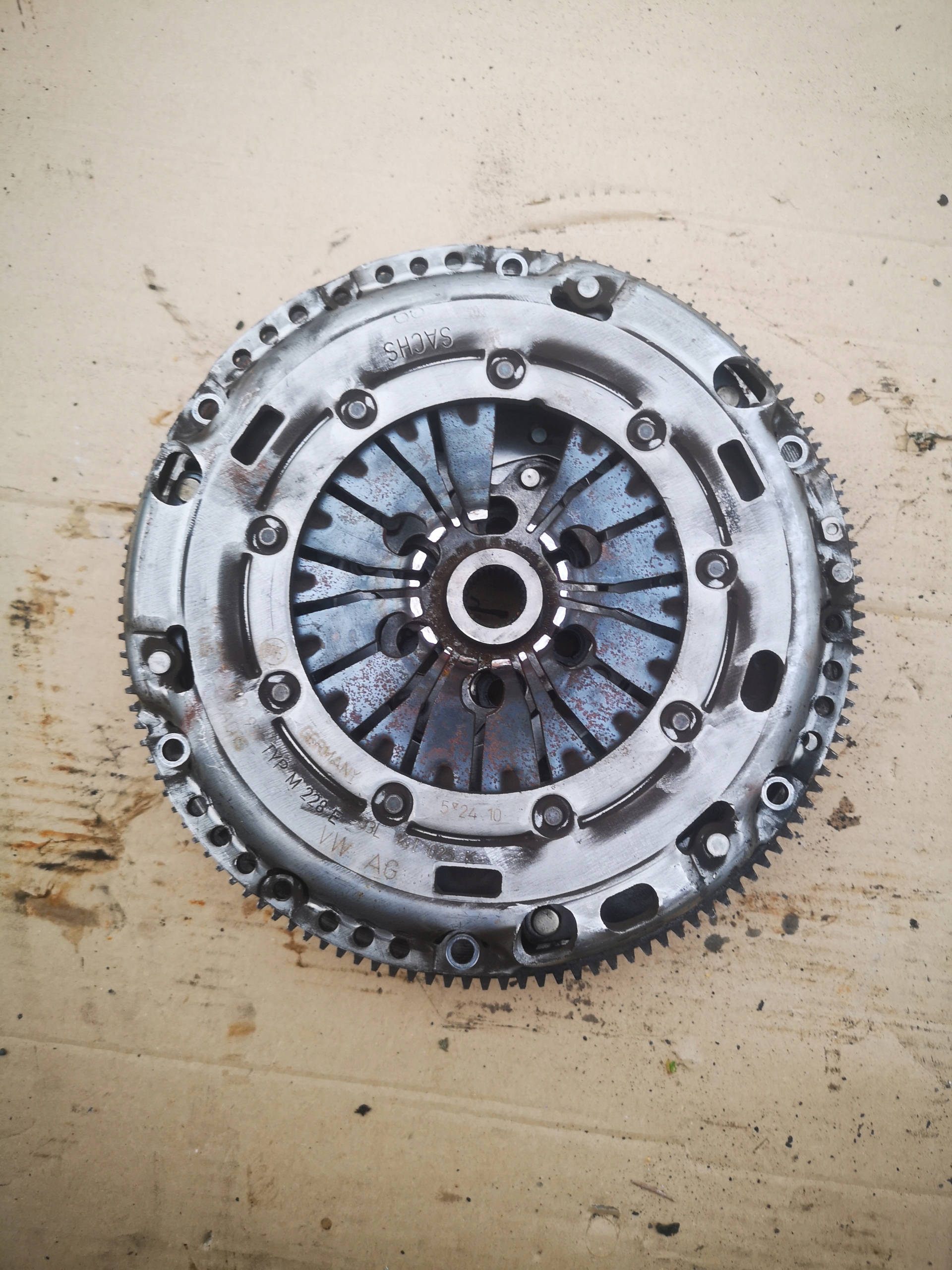 03L141025K - ДВОМАСОВЕ КОЛЕСО ЗЧЕПЛЕННЯ VW SKODA AUDI 2.0 TDI