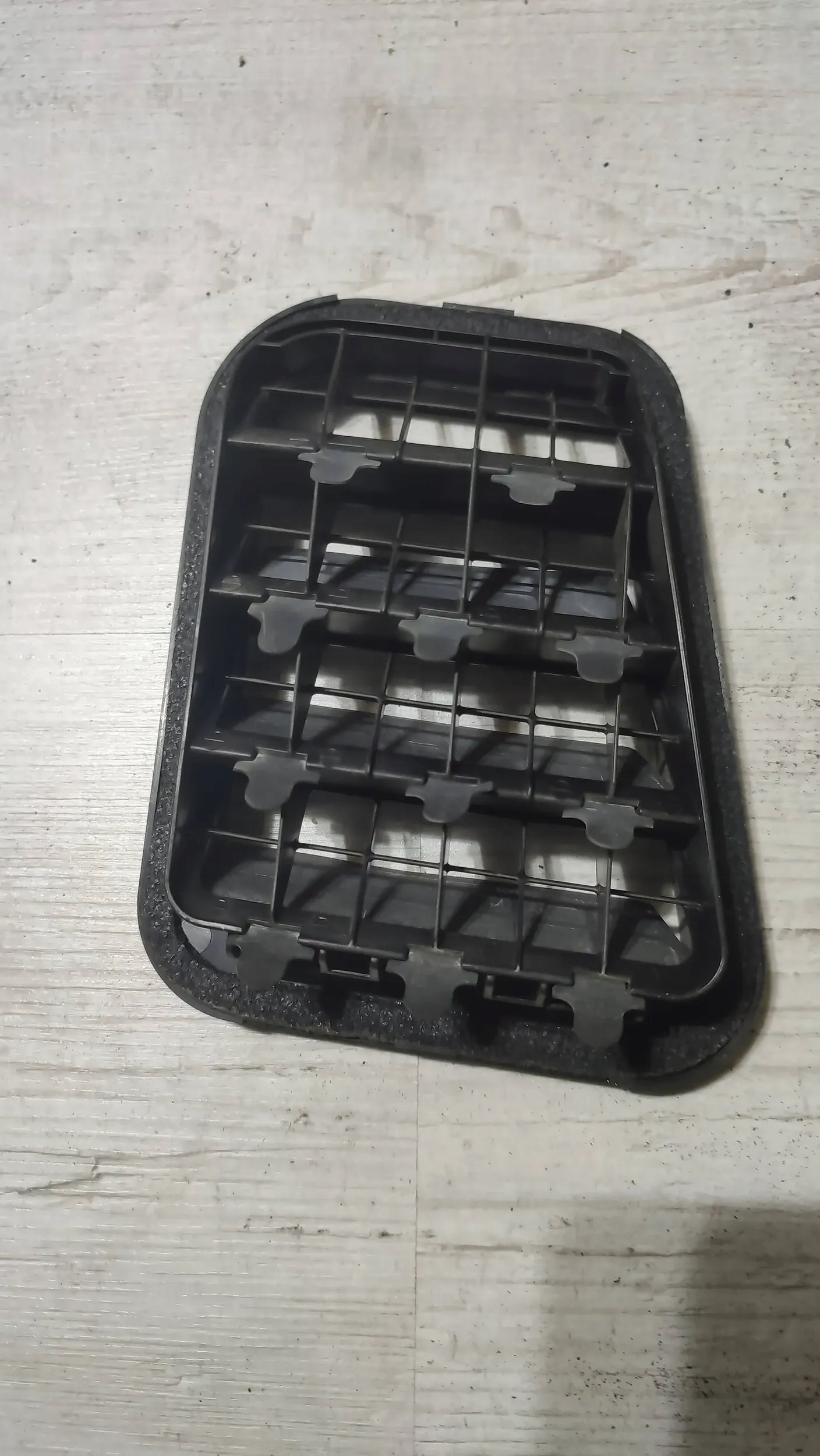 KIA Rio IV 18r grid below bumper