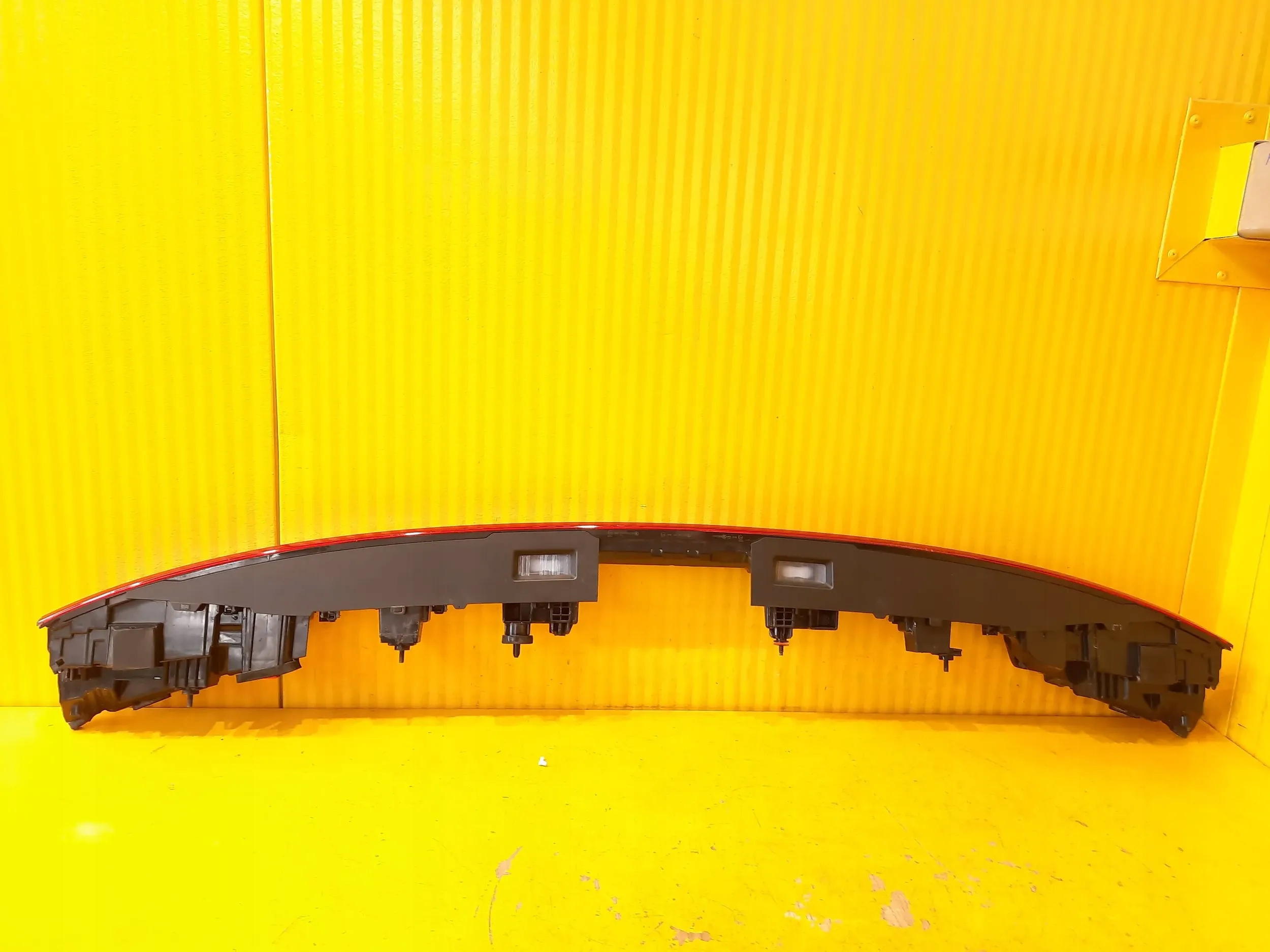 Audi e-tron LAMPA TYŁ BLENDA LED 4KE945095B Rodzaj lampy dedykowana