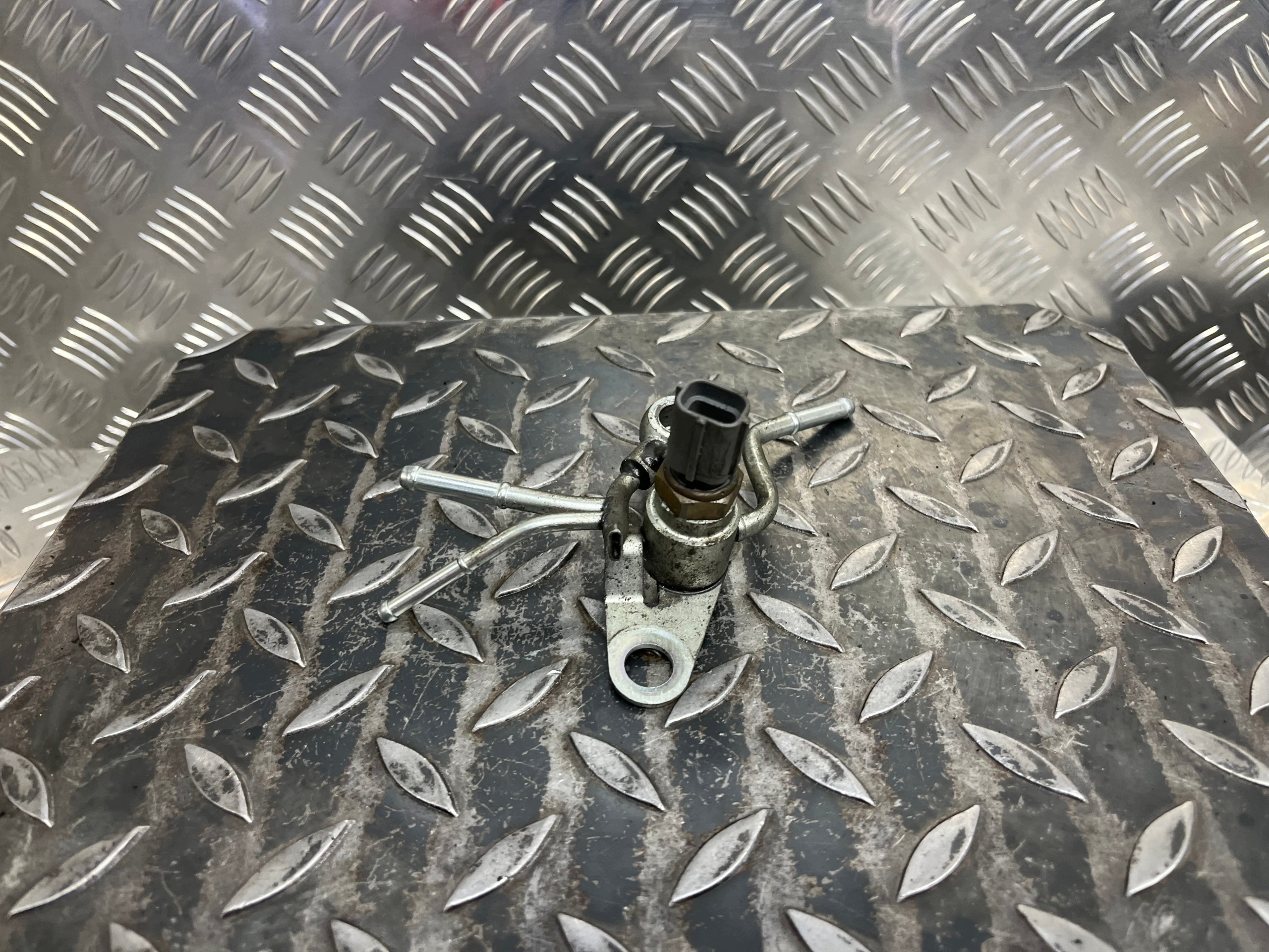 Sensor TEMPERATURY des Kraftstoffsbehälters LEXUS IS 220D 179730-0100