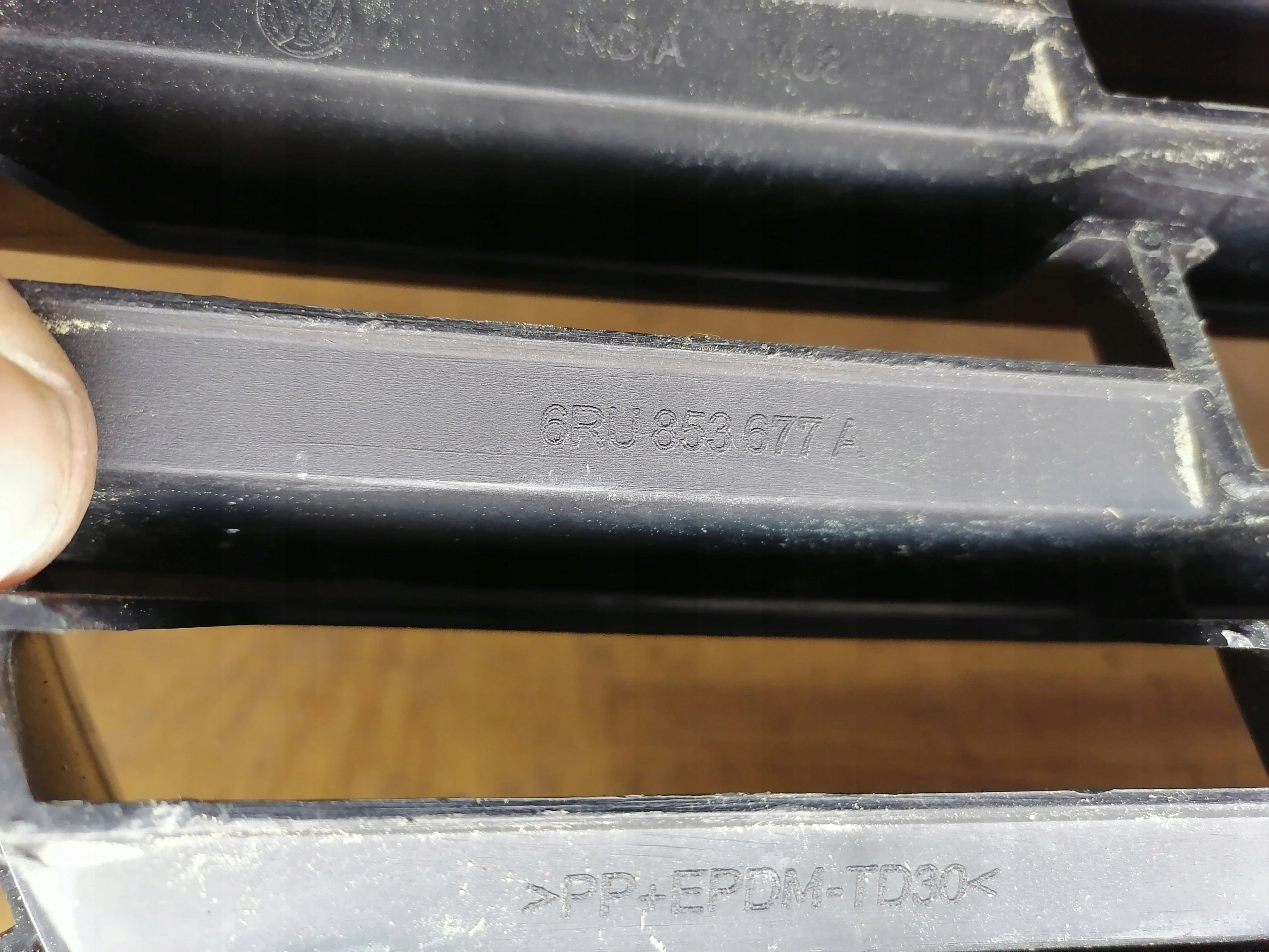 Lüftungsgitter mitte der Stoßstange VW POLO 10-15R 6RU853677A
