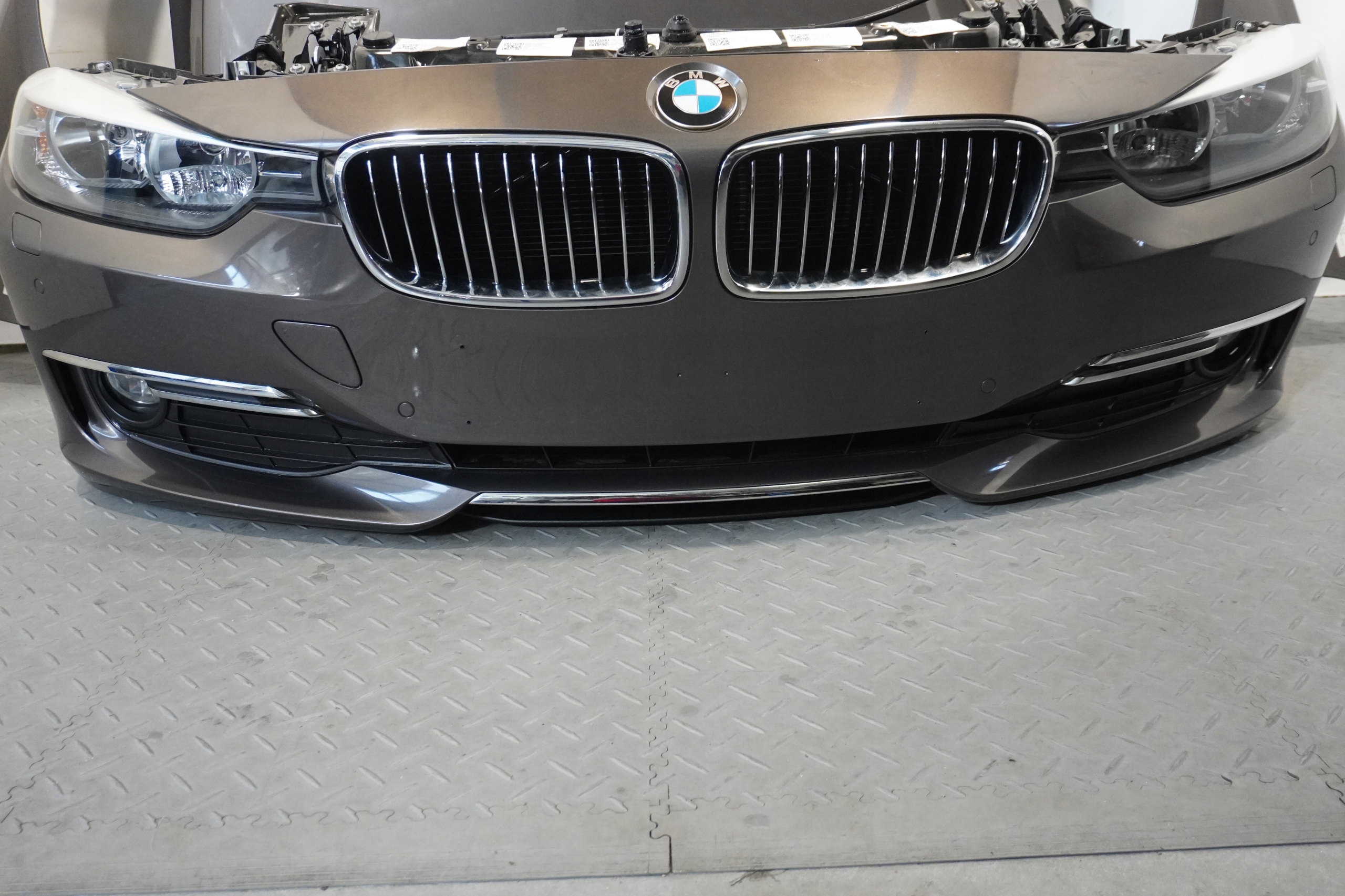 MASKA PAS LAMPY BMW F30 F31 LUXURY 2,8i USA A17 Producent części BMW OE