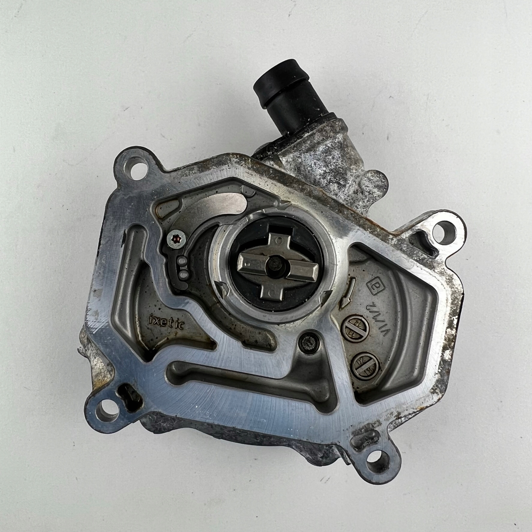 A2701800901 A2701801001 - Вакуумный насос Mercedes A B C CLA GLA C117 X156 1.6