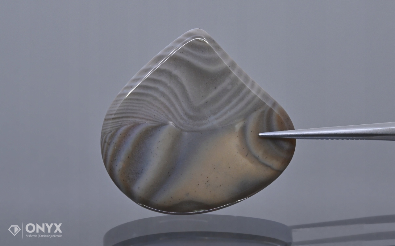 Křemílek pruhovaný kabošon nepravidelný 32,5x31 mm