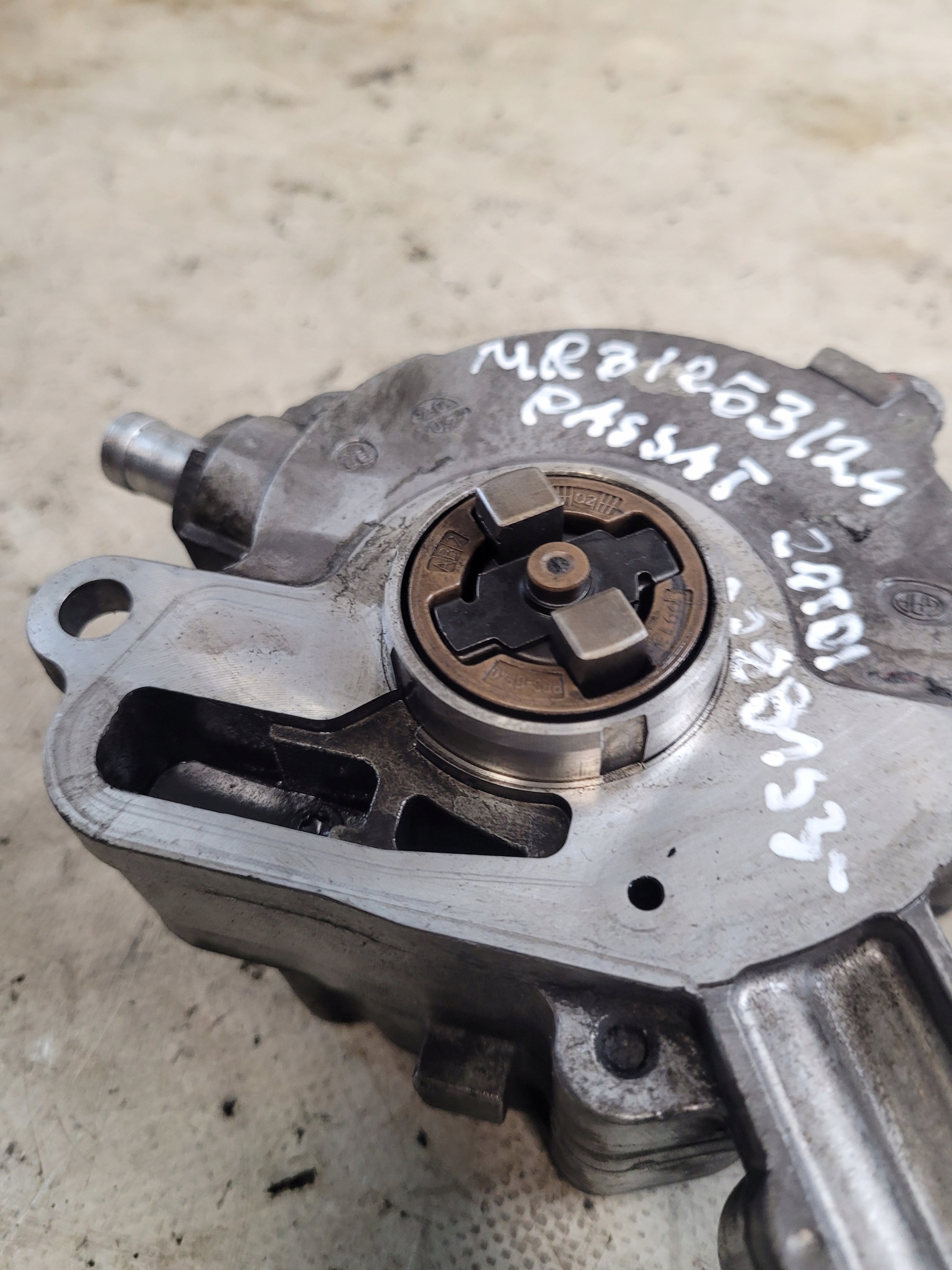 Pompa VACUM OE 038145209 VW PASSAT B6 05r. 2.0TDI