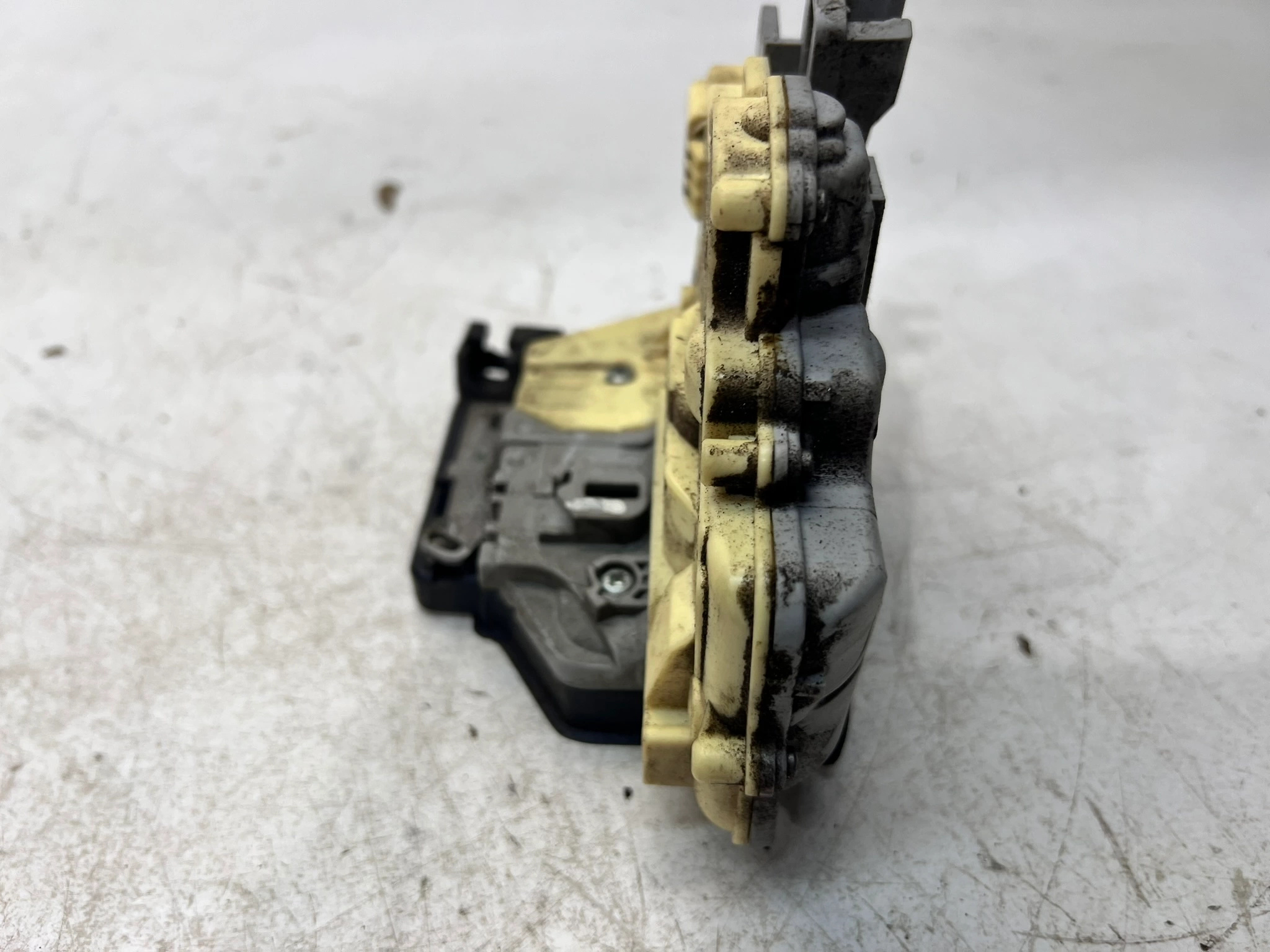 lock door left front AUDI Q7 4L 3C2837015A